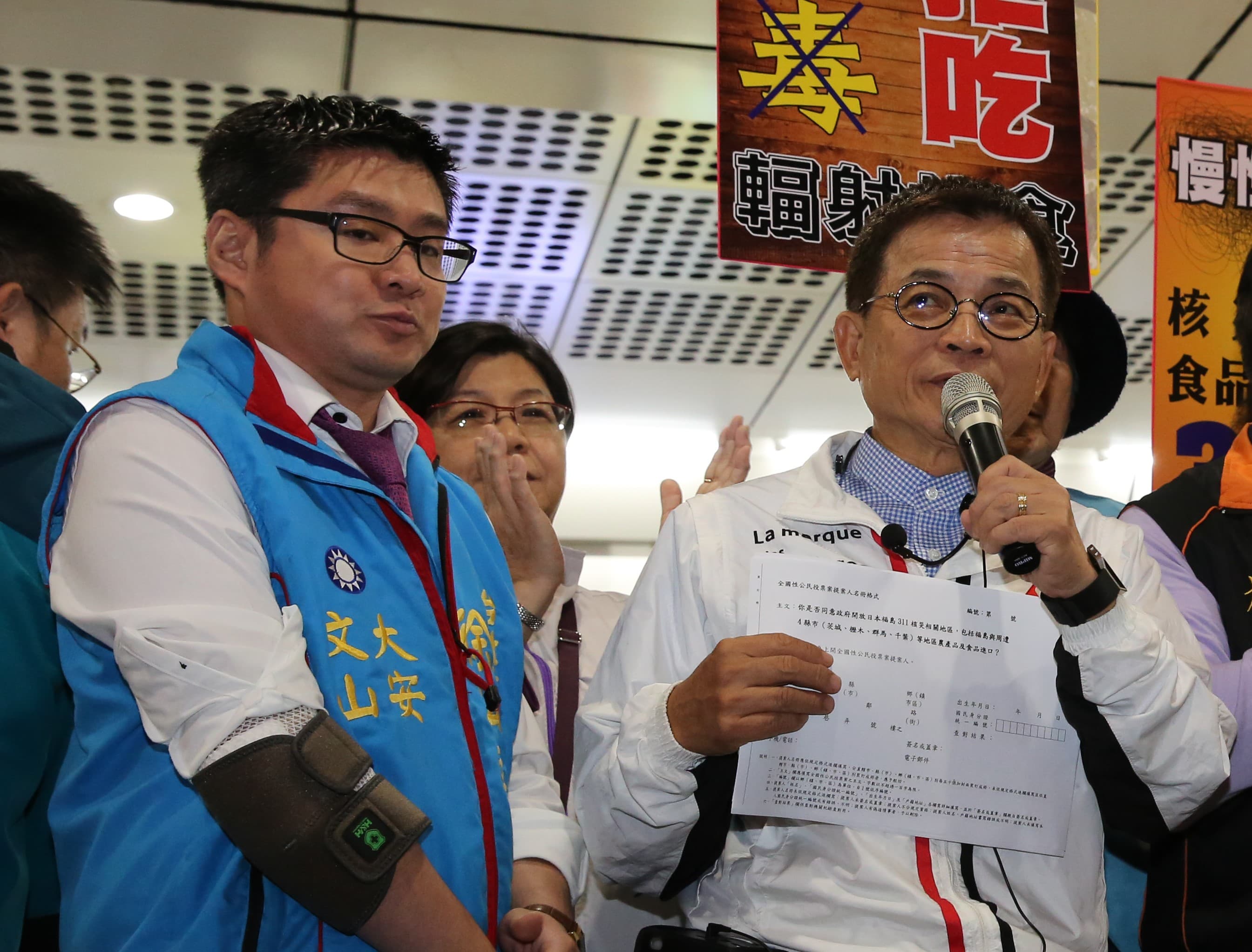 徐弘庭(左)主張全民調,而現任立委賴士葆(右)主張三七制初選。(本刊資料照)