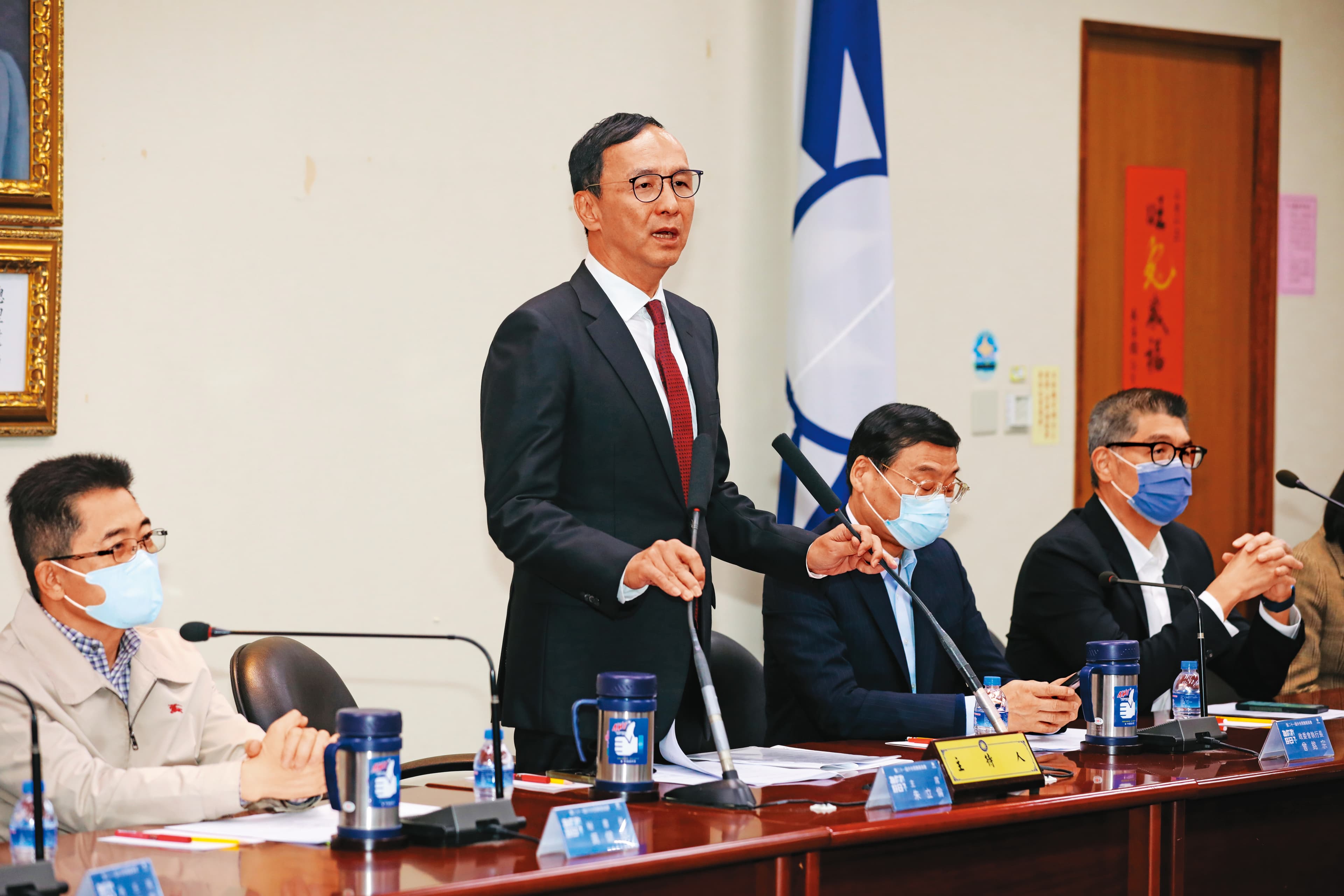 馬英九出訪前,黨中央提供黨籍民代一份「九二共識QA集」。左為黨主席朱立倫。