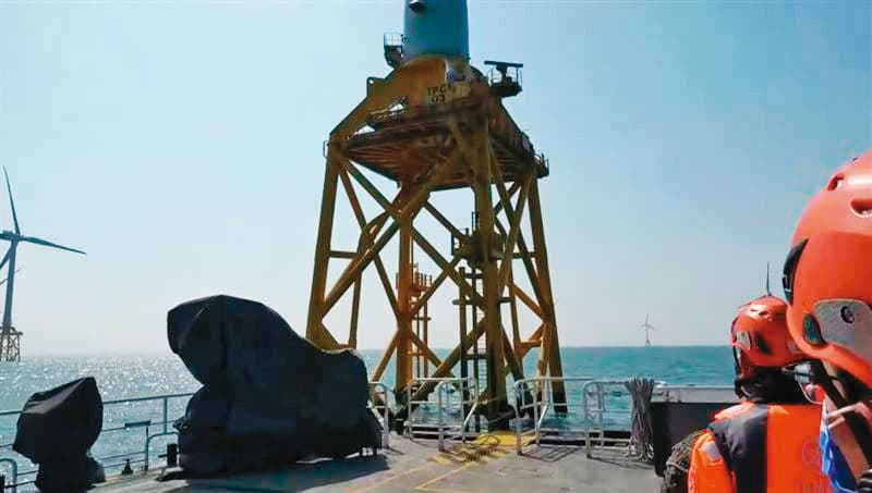 台中外海風電機台上有一具死於曝曬脫水、營養不良的男性乾屍,也被懷疑是越南籍偷渡人士。(海巡署提供)