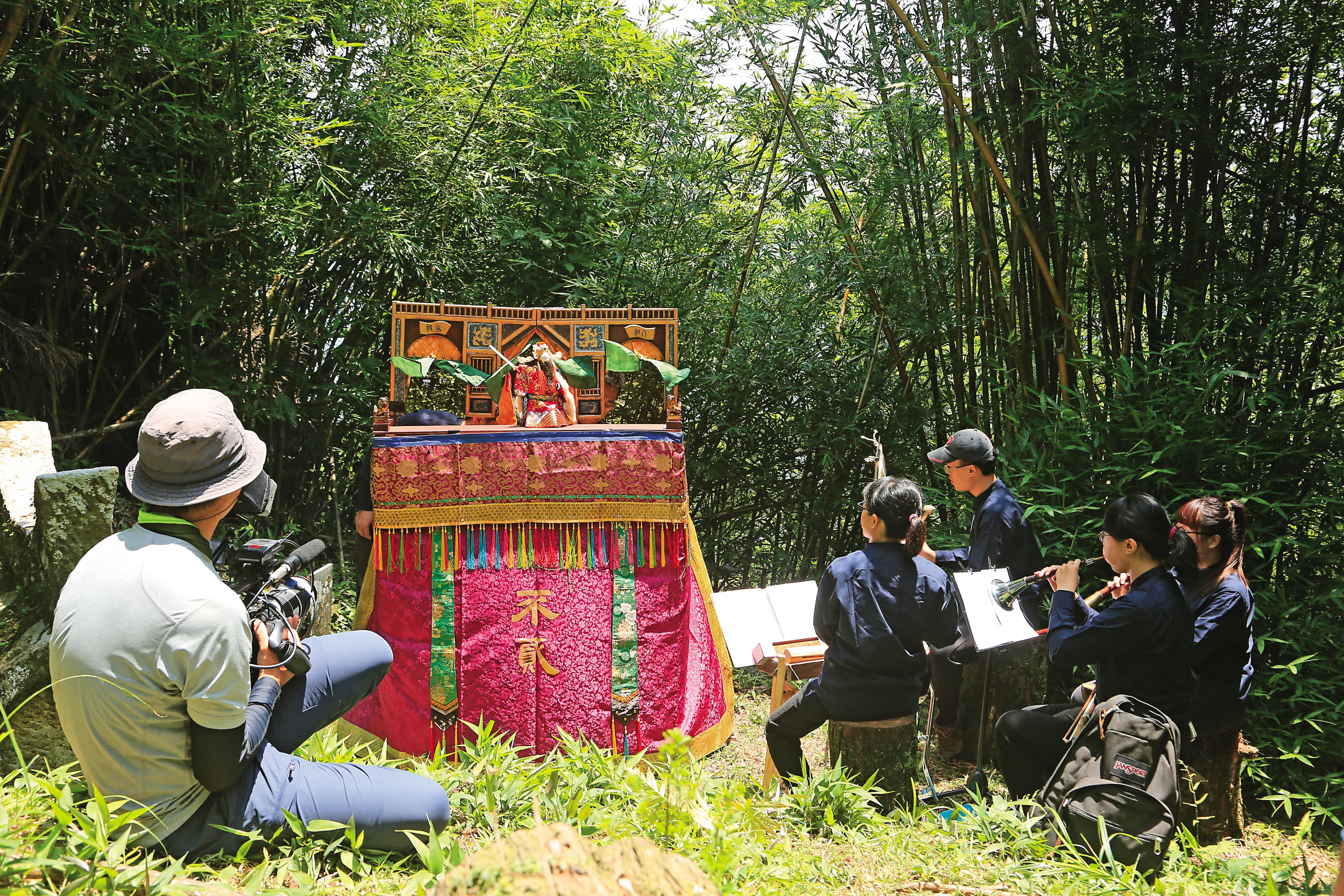 蕭青陽製作《淡蘭古道》紀錄片邀請樂手、布袋戲藝師親自走訪古道,實地表演。(蕭青陽工作室提供)