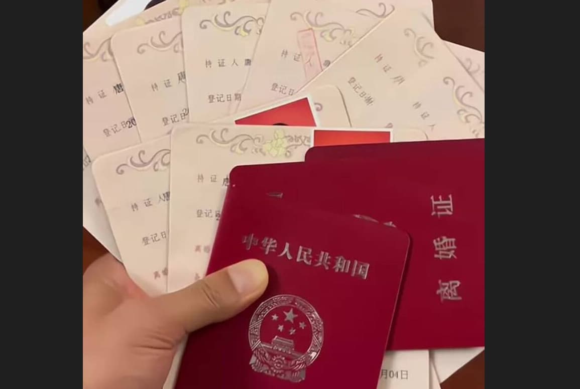 唐姓網紅在網上曬出「8離9結」的結婚、離婚證書。(翻攝微博)