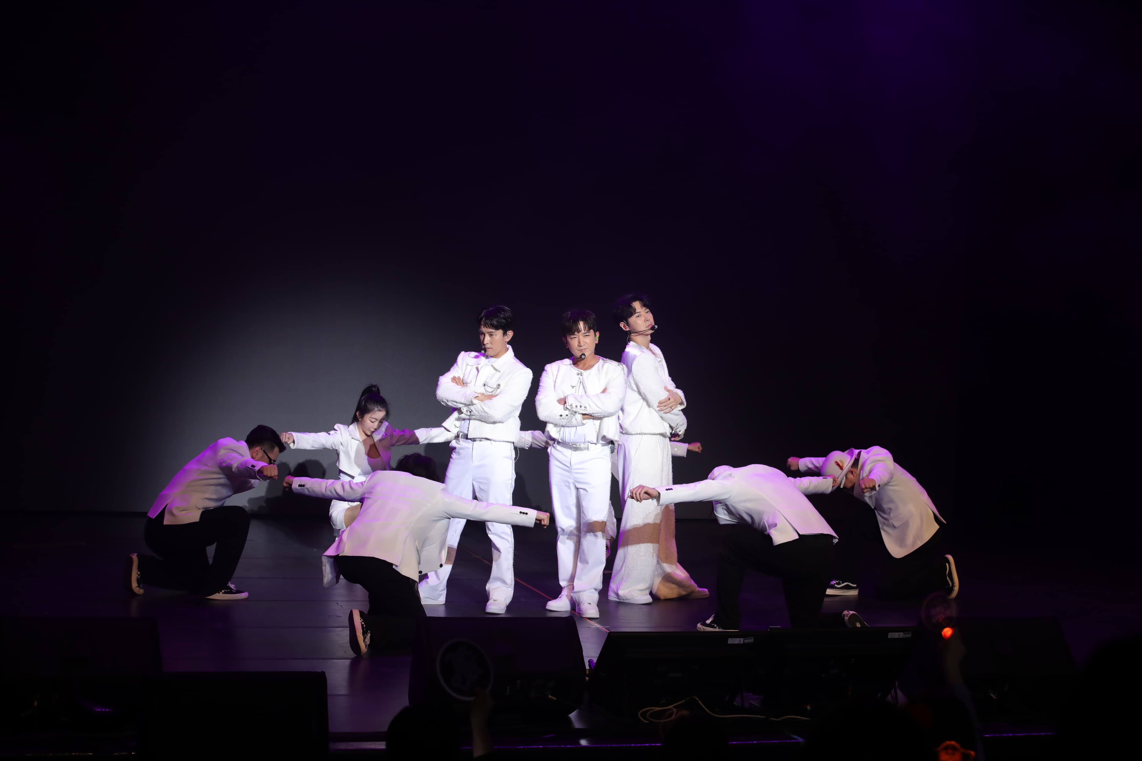 神話DWJ成員金烔完(左起)、李玟雨與前進開場即帶來兩首歌曲炒嗨氣氛。(大藝未來提供)