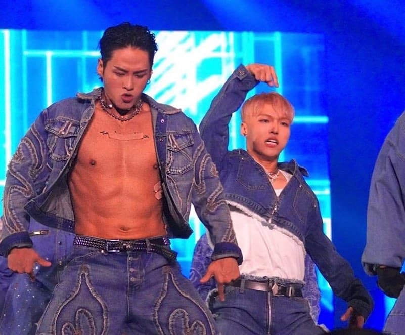「權氏兄弟」的哥哥權寧得(左)擁有比美偶像的顏值與身材,IG擁有140萬人追蹤。(翻攝自權寧得IG)