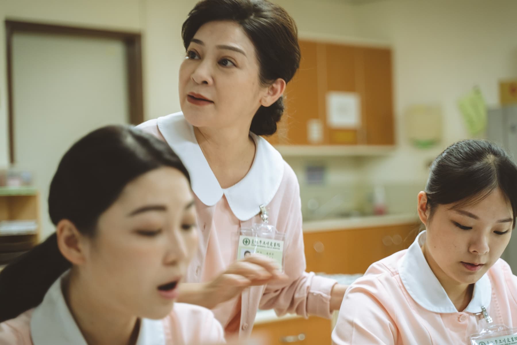 王彩樺(中)在拍攝現場現學現賣醫用英文學名,直呼「挑戰大!」。(公視提供)