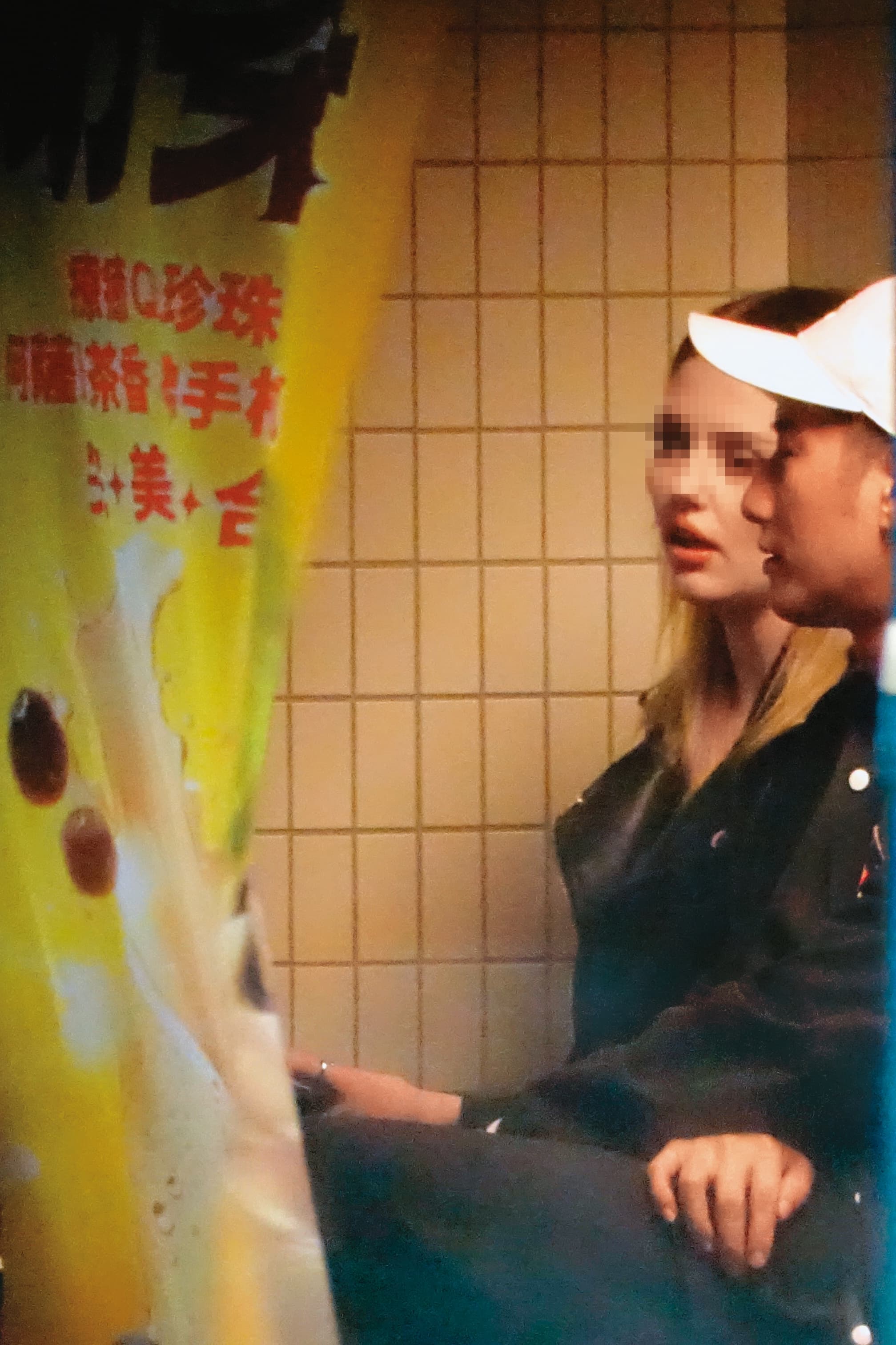 02:46 周孝安與洋妞相談甚歡,讓人一度以為兩人當晚十分有譜。