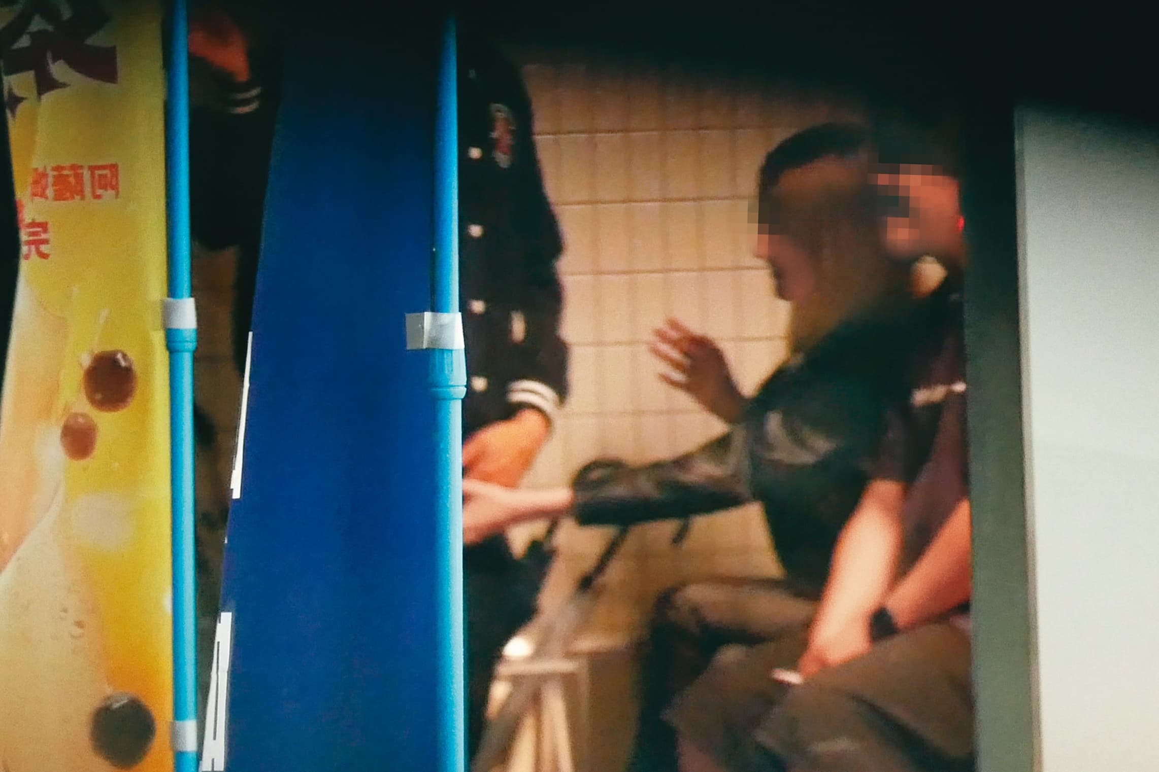 捕撈不停手 02:42 沒多久,周孝安與洋妞、白髮男又從酒吧出來抽菸,開始逗弄彼此。