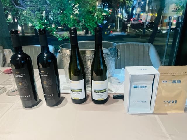今日搭餐的紅白酒與入菜的食材,也在現場展示。