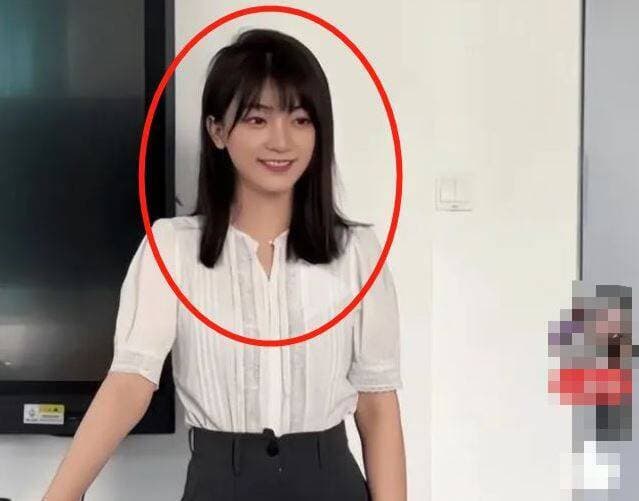 女教師一頭黑長直,皮膚白皙,加上甜美的笑容,顏值頗高。(翻攝騰訊)
