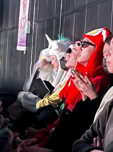 U:NUS頭上帶著可愛卡通頭套,用可愛的方式現身應援Ozone專場演唱會。