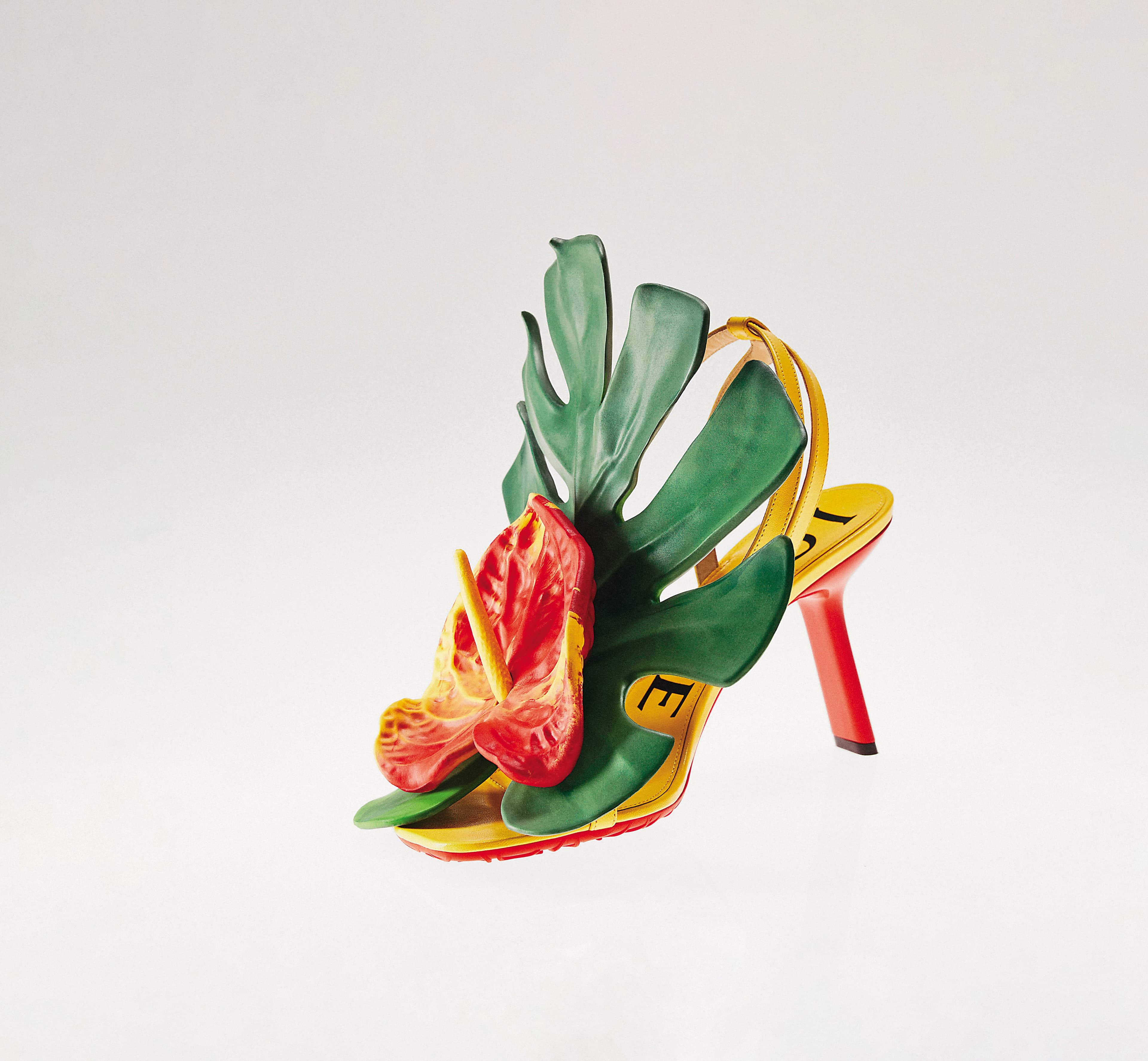 Petal小羊皮花瓣 高跟涼鞋,NT$53,000。(LOEWE提供)