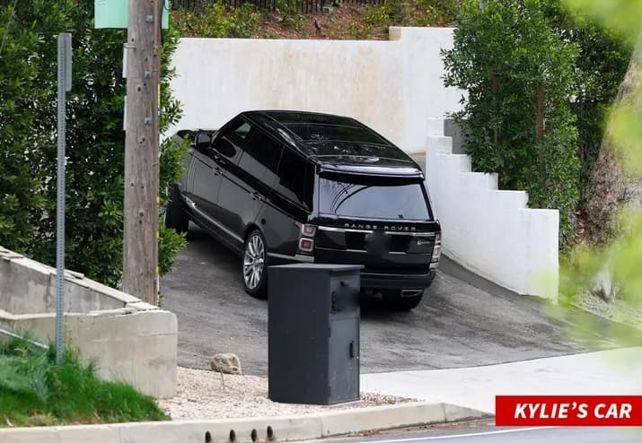 凱莉珍娜將車駛進提摩西的豪宅中,洩露2人好感情。(翻攝自TMZ網站)