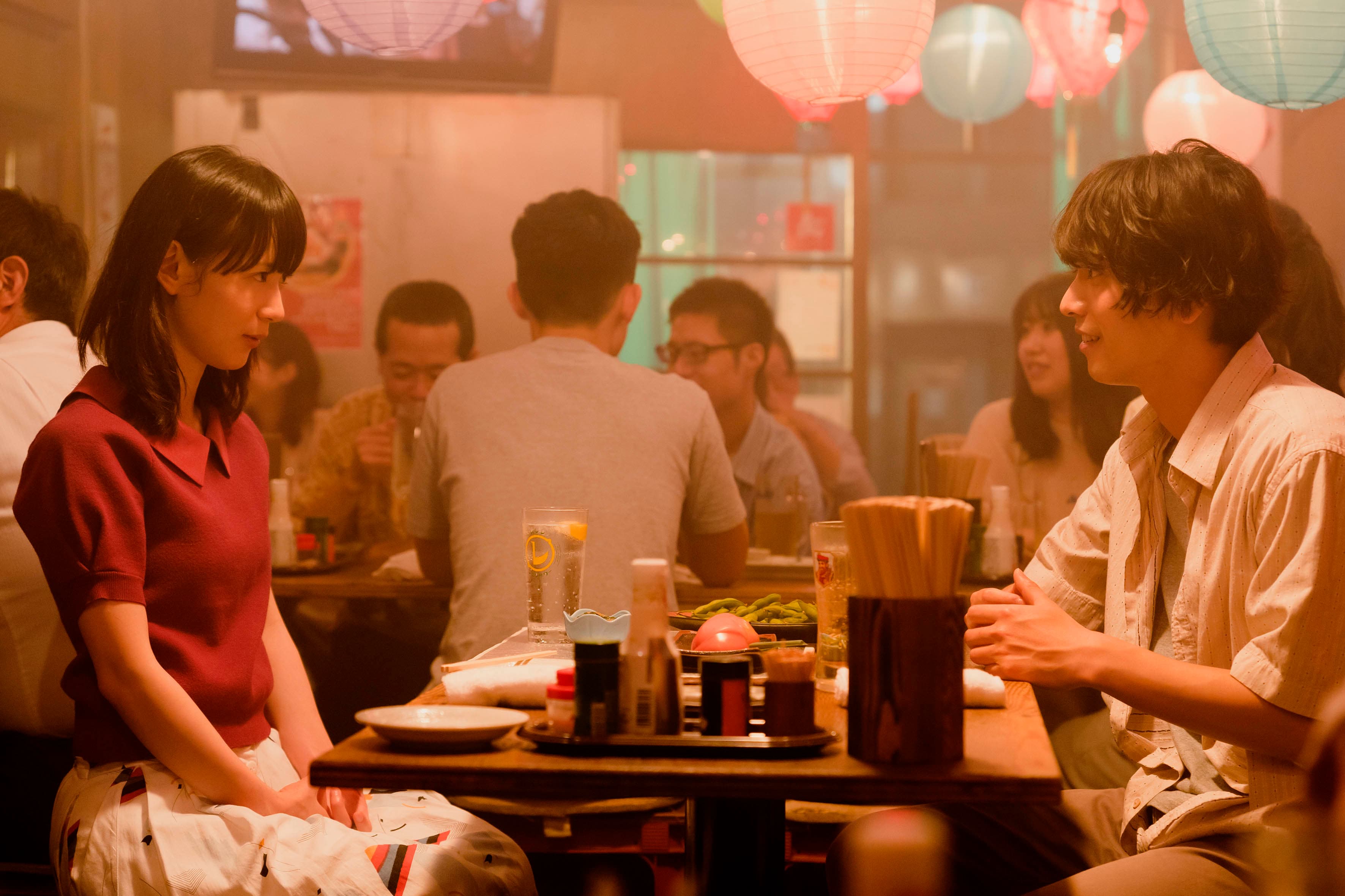 黑羽麻璃央(右)和穗志萌香(左)在電影《離不開你的依賴》飾演情侶,交往許久的兩人因穗志萌香找到正職工作關係出現裂痕。(希望影視提供)