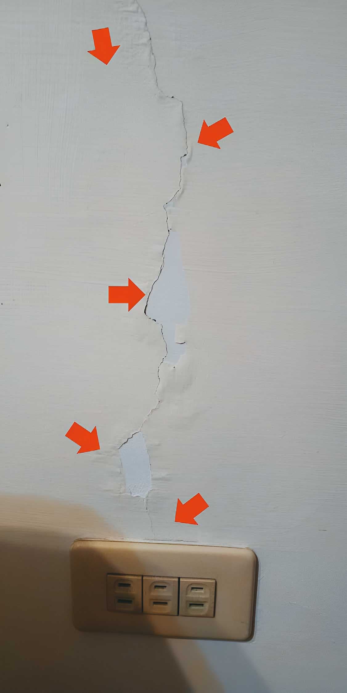 陳姓鄰居認定家中的牆裂是蕭君平夫婦改建房屋所造成。(讀者提供)