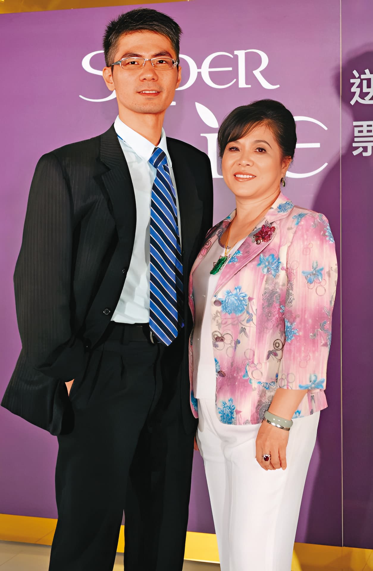 林家也是亞都麗緻的大股東,過去與周家共治經營。左為林家後代林峻立,右為其母、崇嶽投資董事長李彩蓮。(翻攝美奇生技臉書)