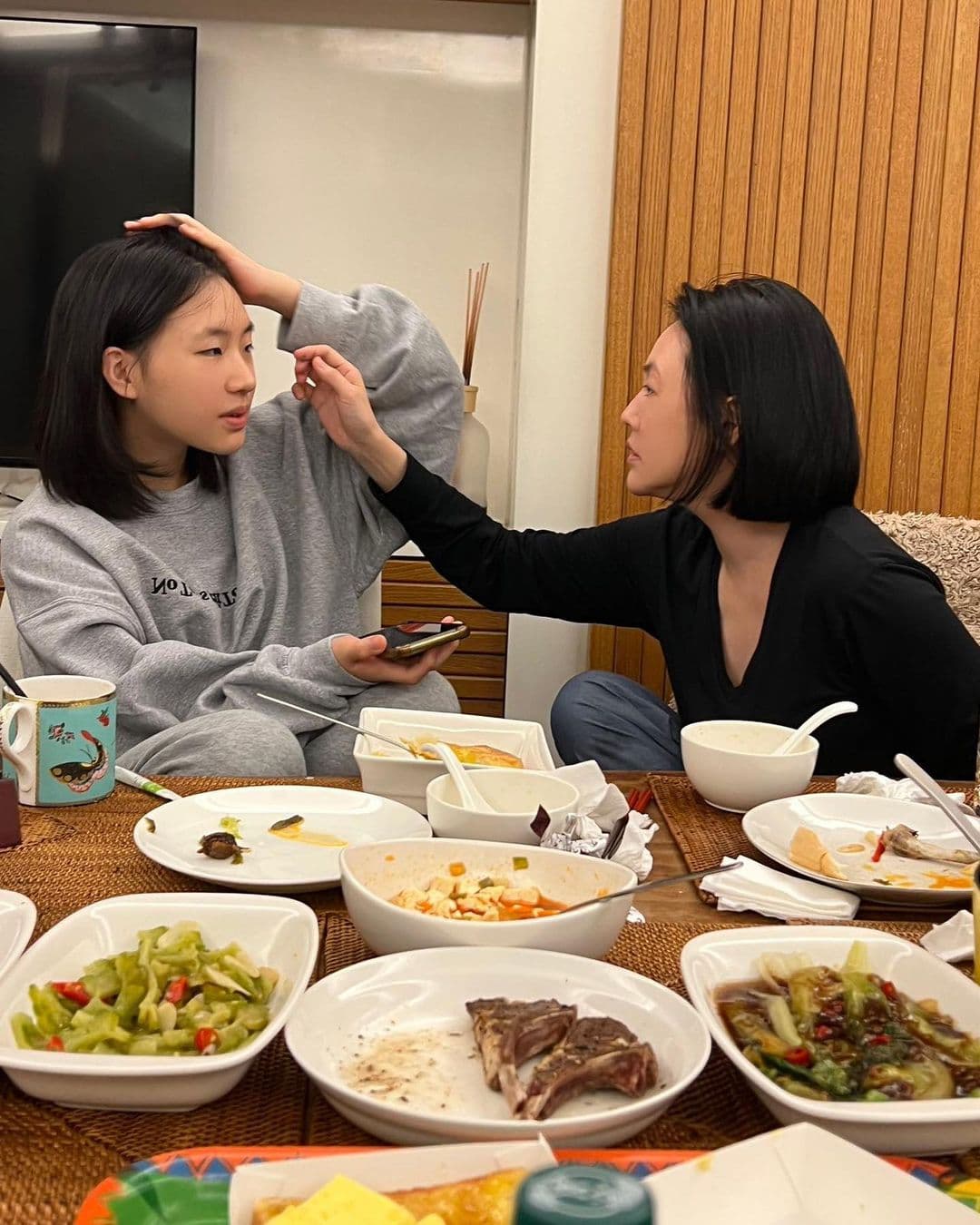 小S(右)和大女兒Elly(左)吃飯挨批沒家教。(翻攝自小S臉書)