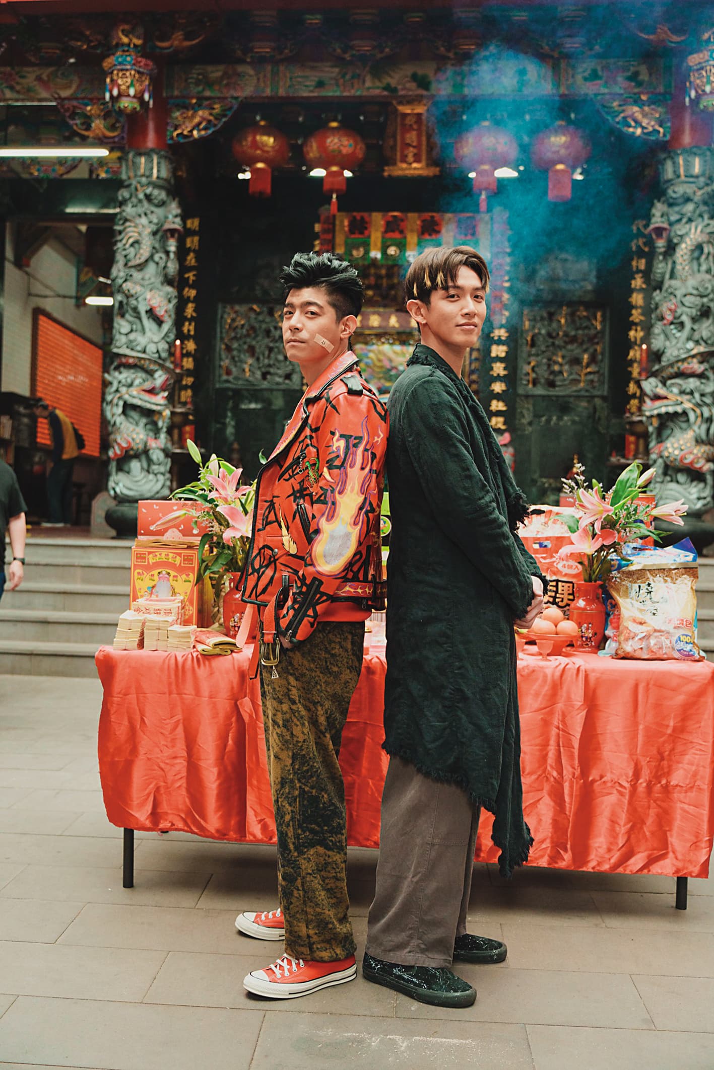 柯震東(右)跟王柏傑(左)合演影集《乩身》,柯震東也因此劇受傷破相。(翻攝自MM2 Entertainment Malaysia臉書)