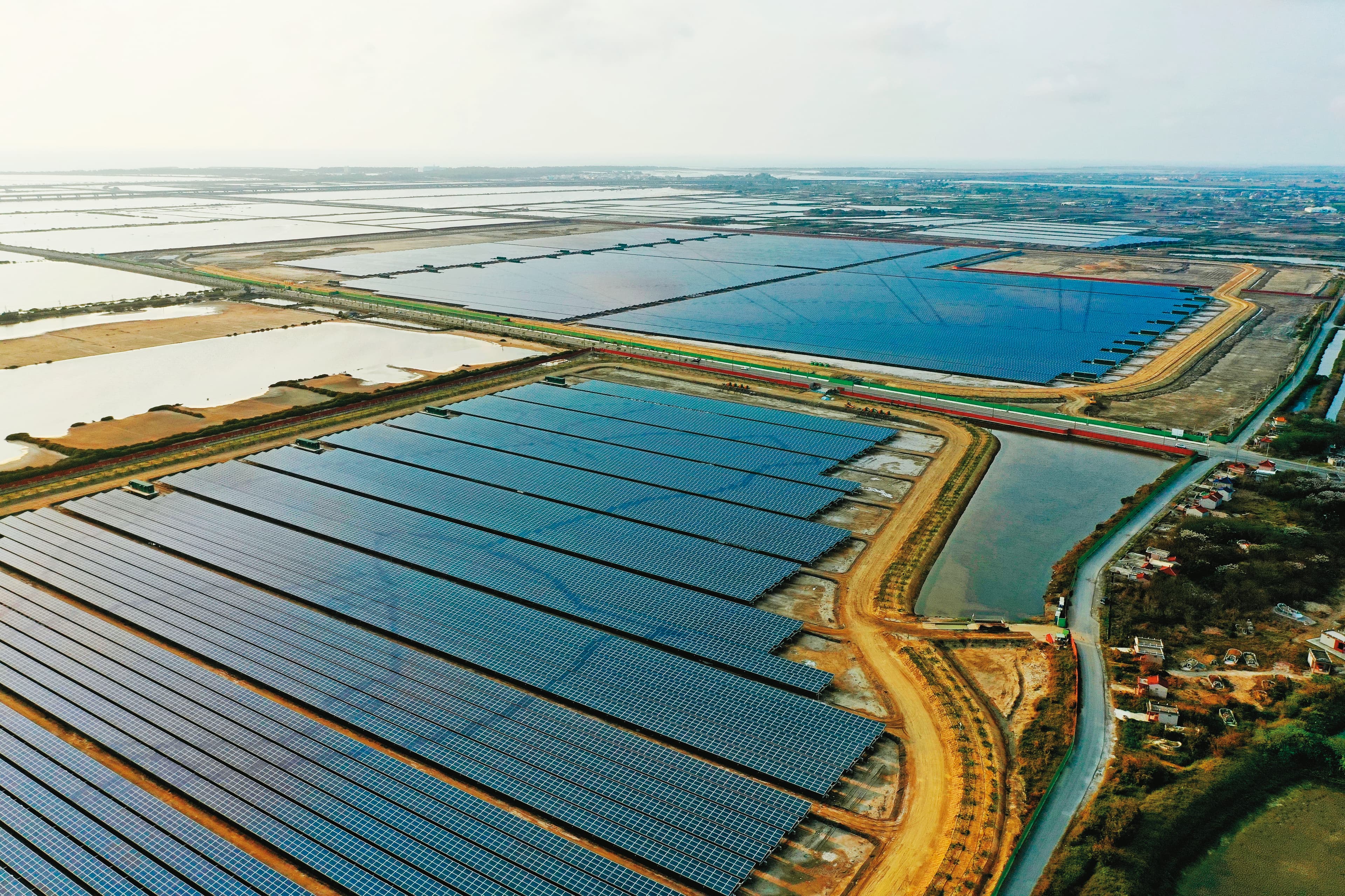 台南市七股區是全台最大光電產業區,不少魚塭轉型成為太陽能電場,因影響部分漁民生計,引起抗爭。