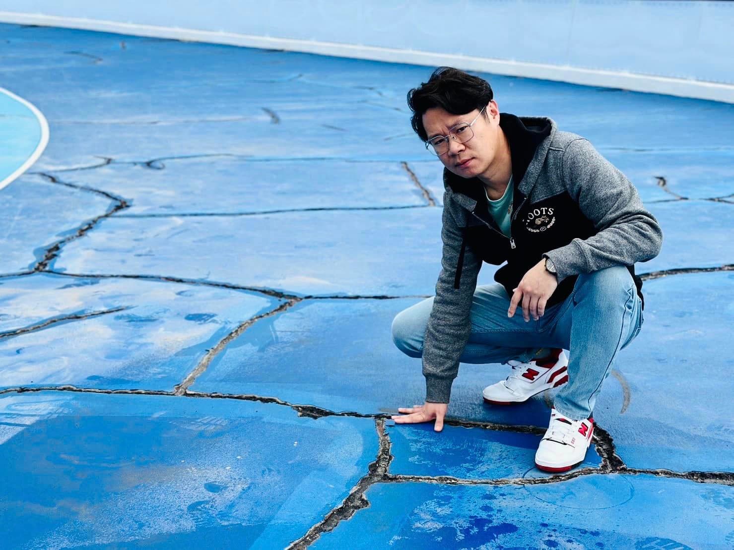 剛啟用2個月的溜冰場已經出現多處龜裂,縣議員陳光軒看不下去,怒批「真的太誇張了!」(翻攝自陳光軒・dpp苗栗縣議員臉書)