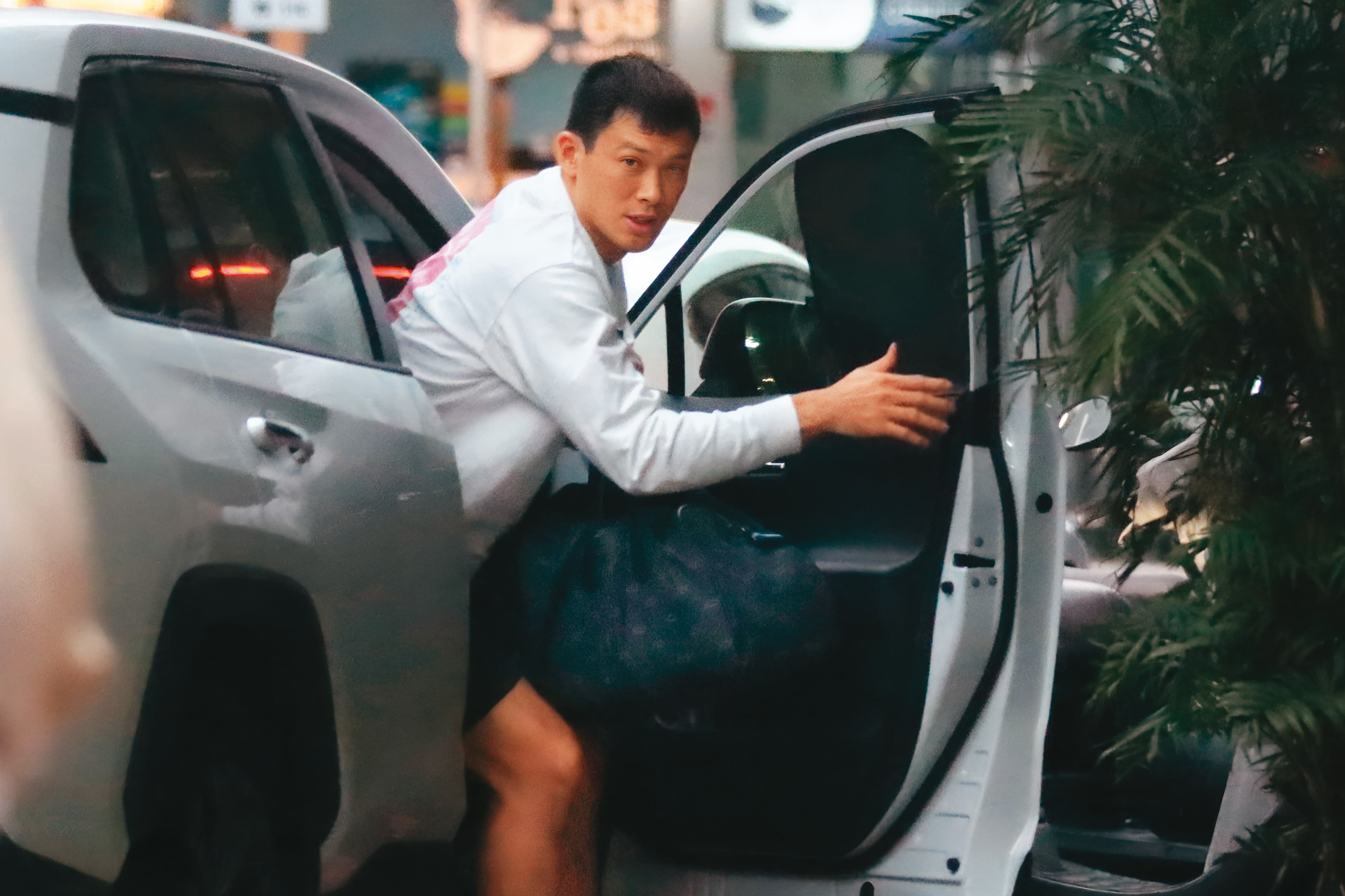 18:10 工作人員送胡凱翔到台北東區下車,劉雨柔的白車就停在前方。