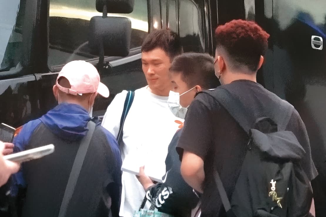 18:06 球賽結束後,胡凱翔(左二)從球員通道走出,遇到幾位球迷向他討簽名。