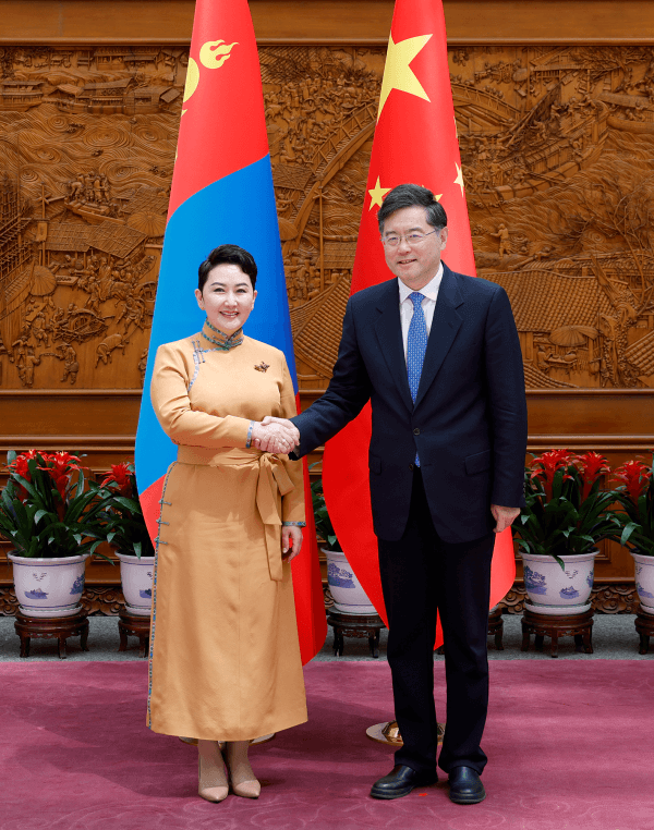 中國外交部長秦剛與蒙古國外長巴特策策格舉行會談。(翻攝自中國外交部官網)