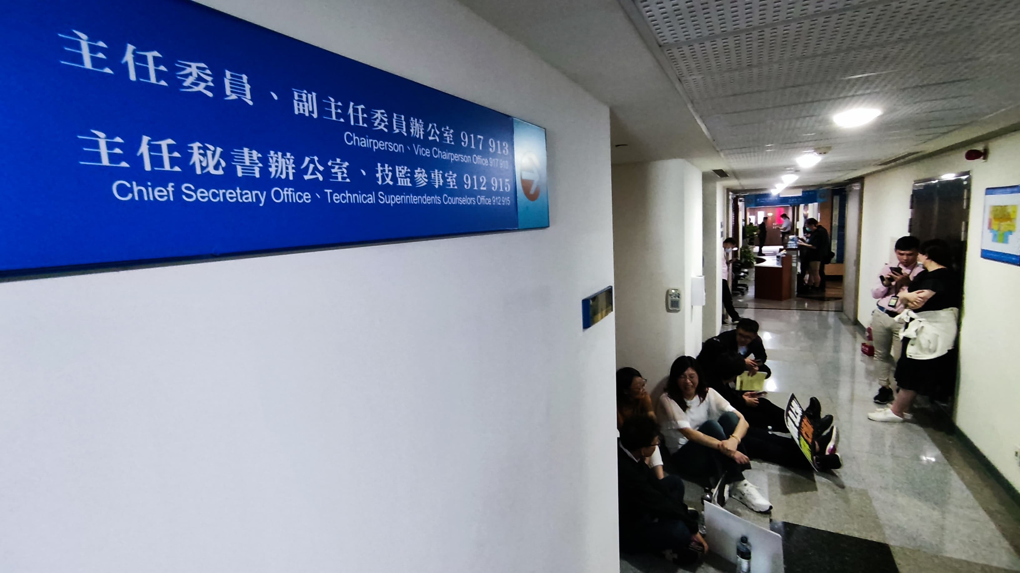 國民黨立委於NCC主委辦公室前靜坐抗議。