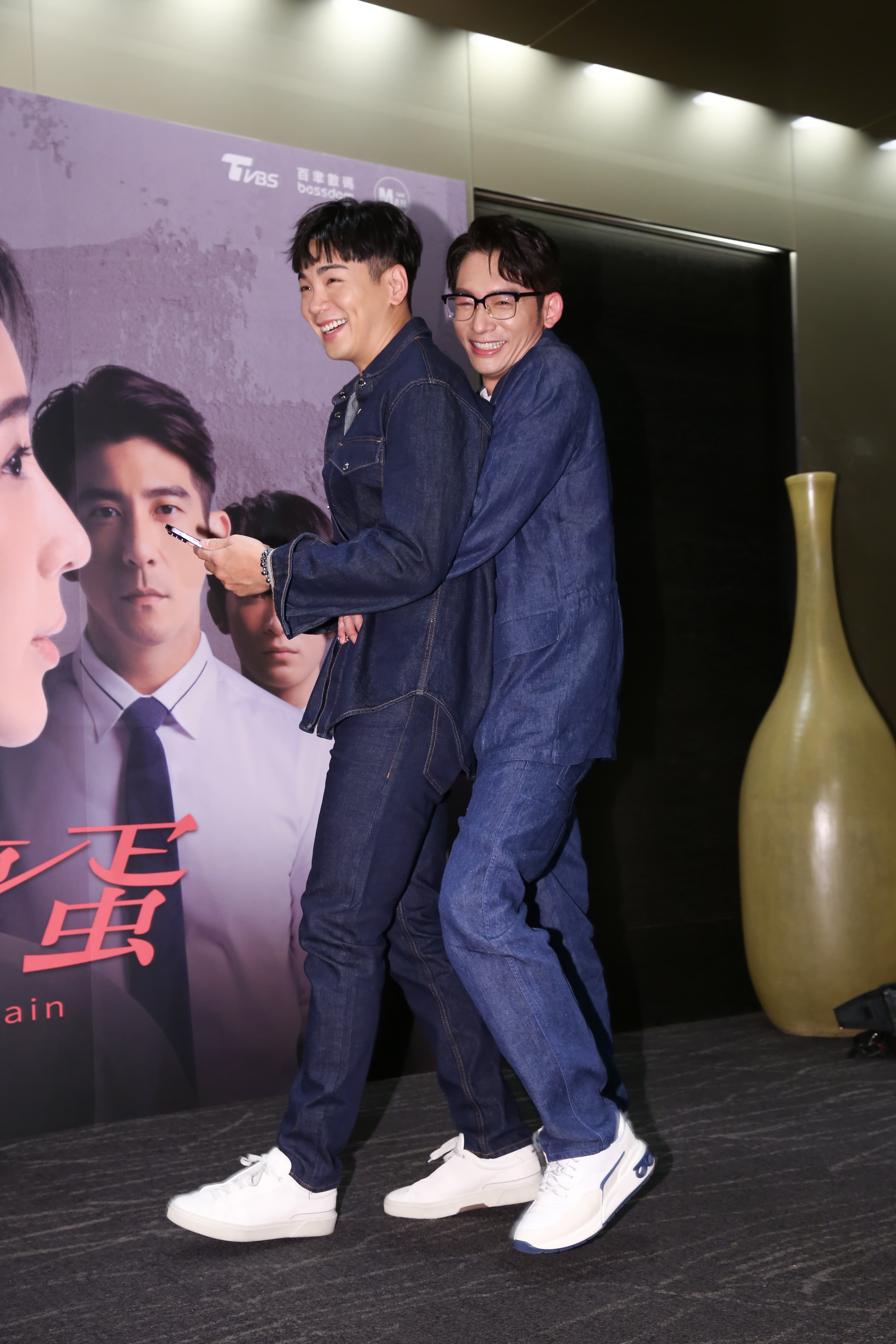 溫昇豪(右)、禾浩辰做出搞笑互動。