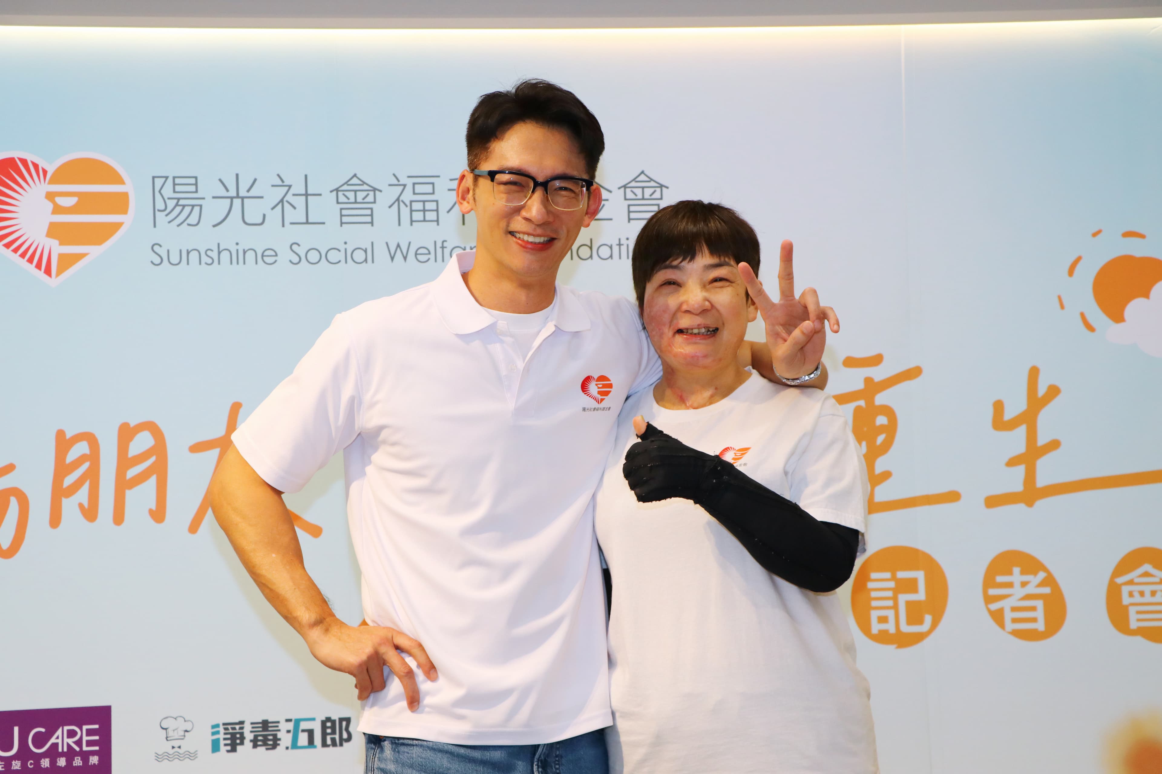 温昇豪鼓勵燒燙傷患者。(陽光基金會提供)