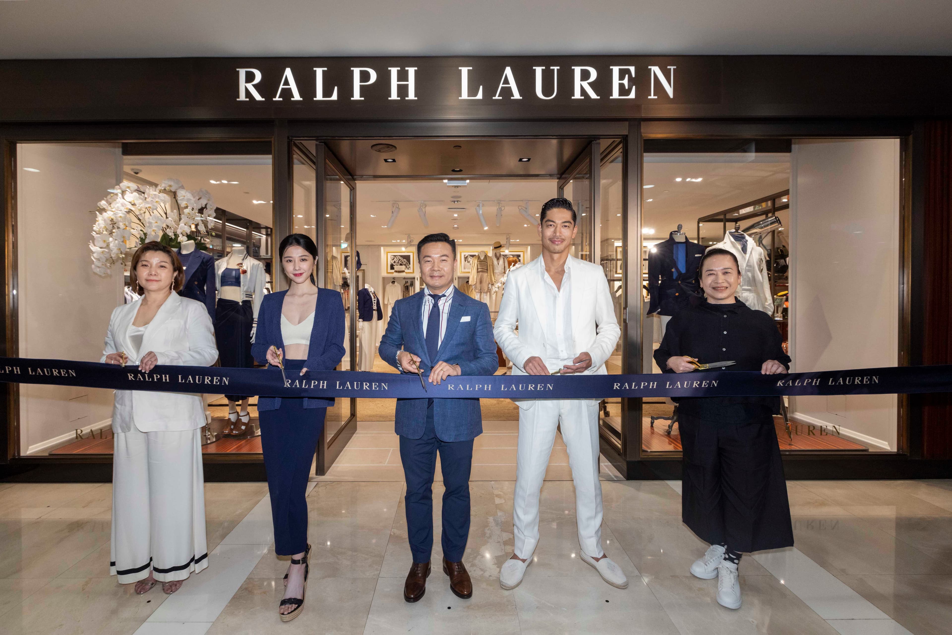Akira(右2)、邵雨薇(左2)與Ralph Lauren亞太區零售營運副總裁Rex(中)、Ralph Lauren台灣區零售總經理Christy(左)、新光三越台南西門店店長古菊萍(右)一起剪綵。(Ralph Lauren提供)