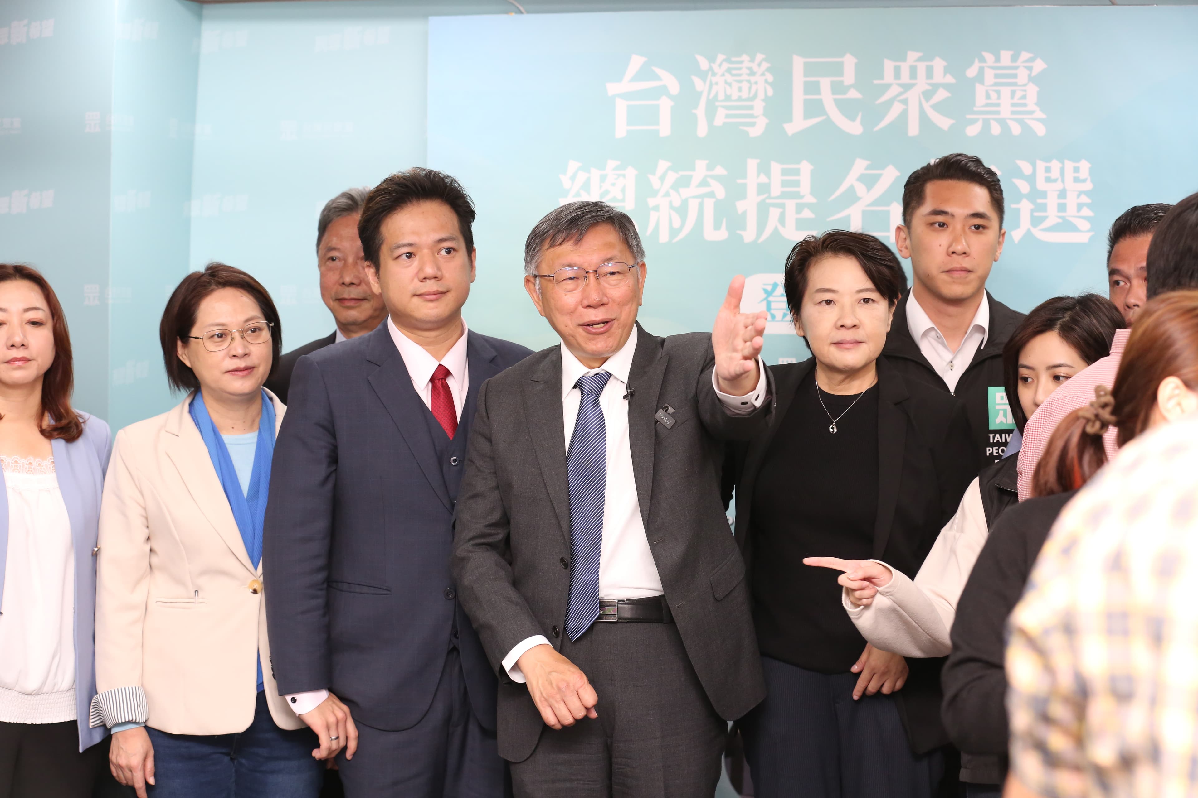 柯文哲(中)今登記總統初選,一旁還有被認為可能成為副手的黃珊珊(黑衣者)。
