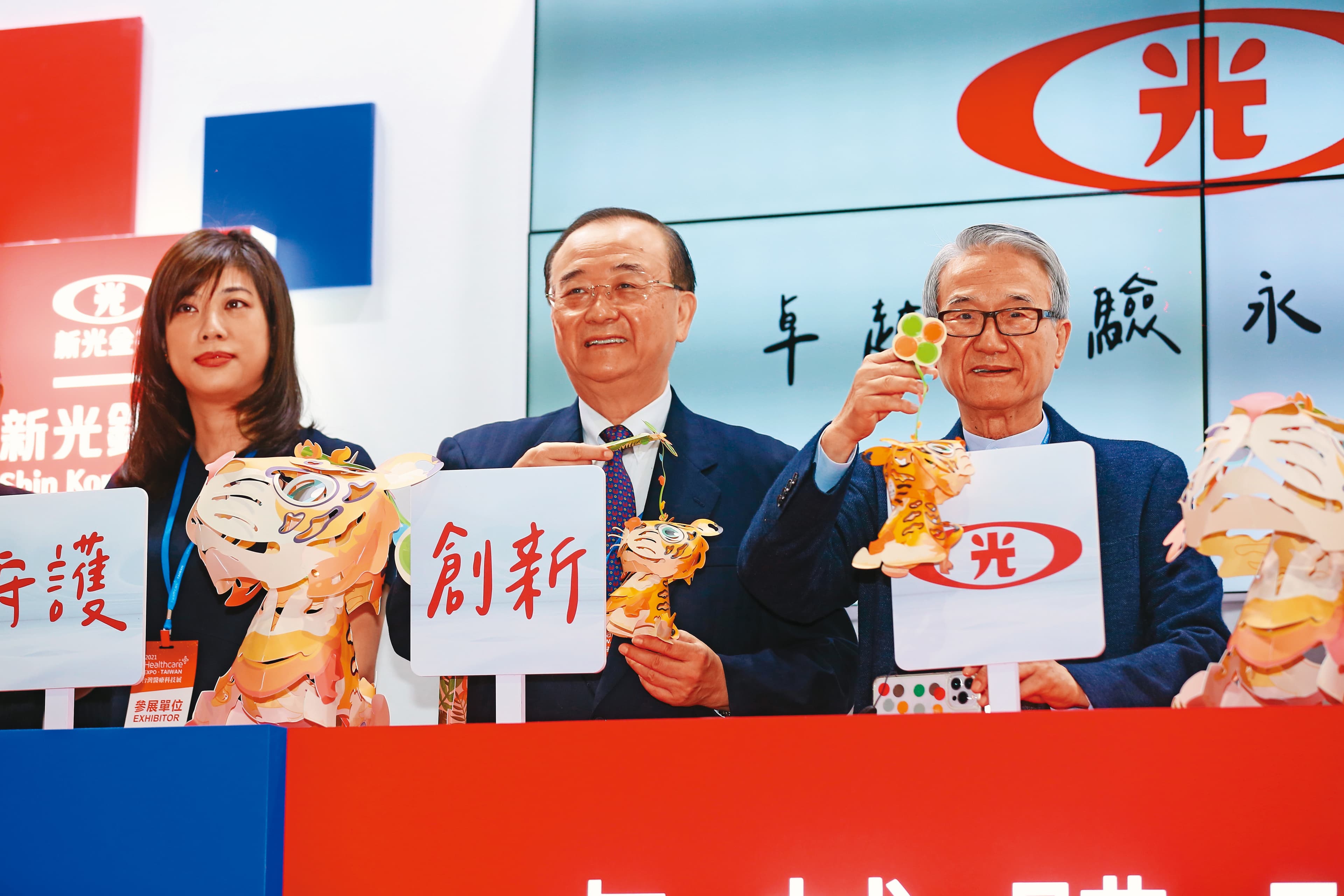 吳東進(右)捍衛經營權是為鞏固第3代接班,他的次女吳欣儒(左)已接棒新光金總經理。