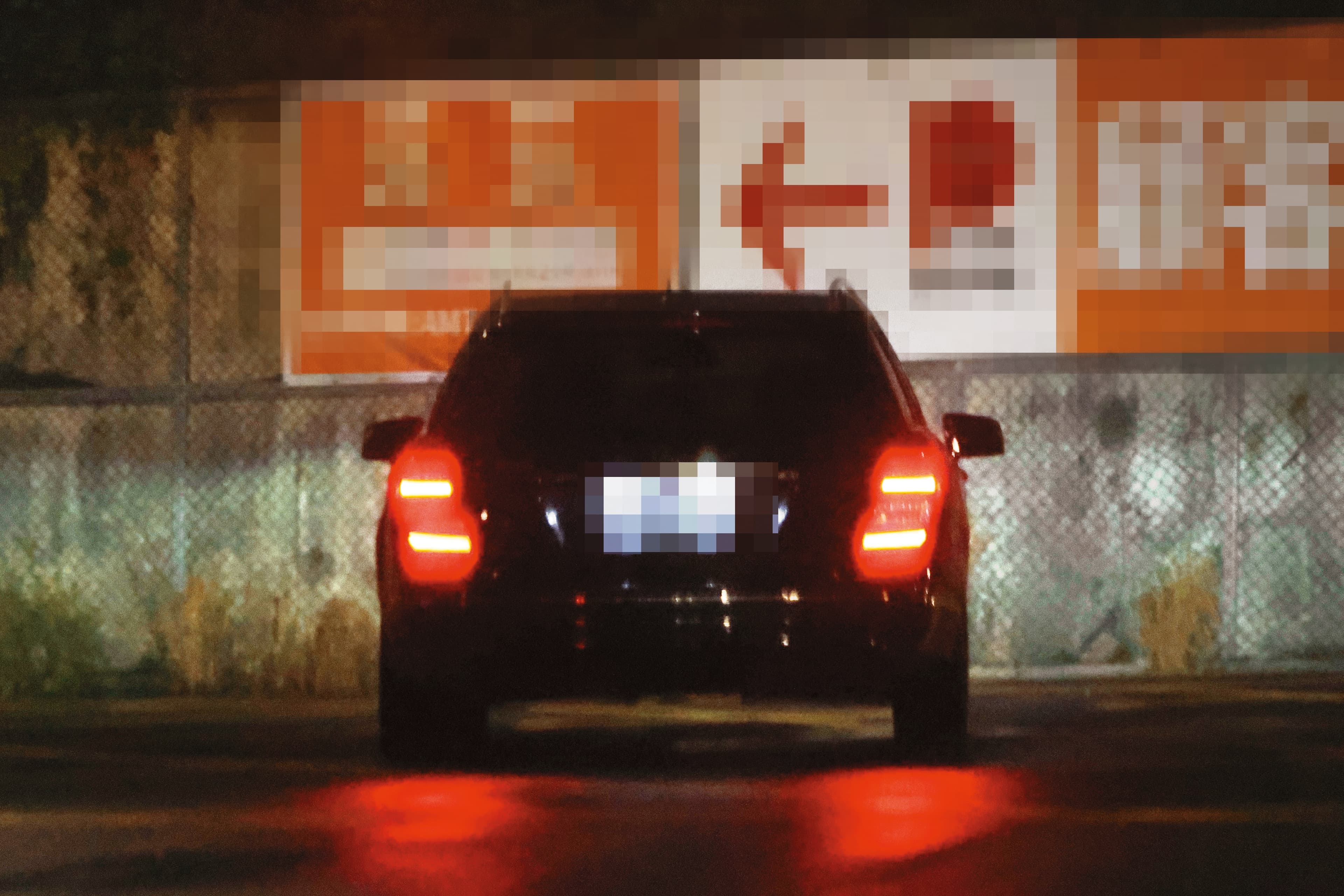 3月27日 23:44 等到謝京穎的車駛入停車場,張書偉隨後跟著回家,時間點非常巧合,像是說好的一樣。