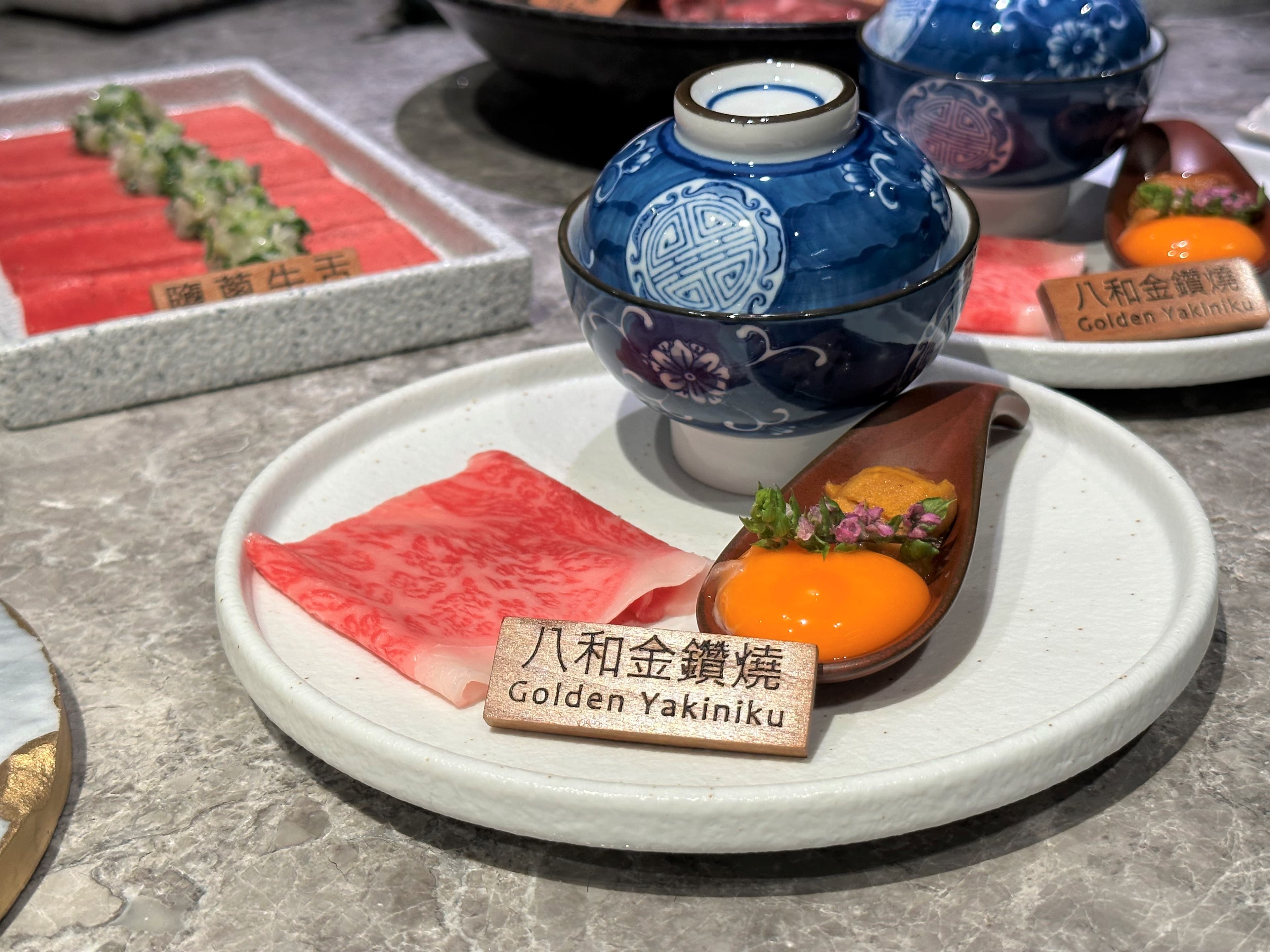 「八和金鑽燒」是選用A5和牛的紐約客部位。(八和經典雙人套餐菜色)