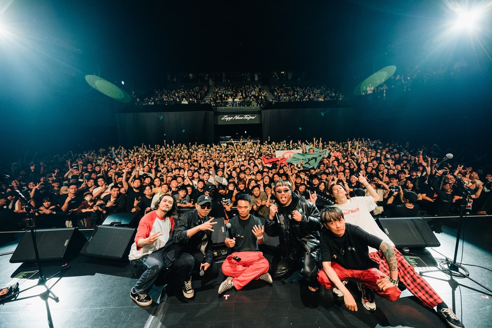 滅火器昨天還請到阿跨面和馬克一起登台演出。(Zepp New Taipei / 大鴻藝術BIG ART / FIRE ON MUSIC火氣音樂提供)