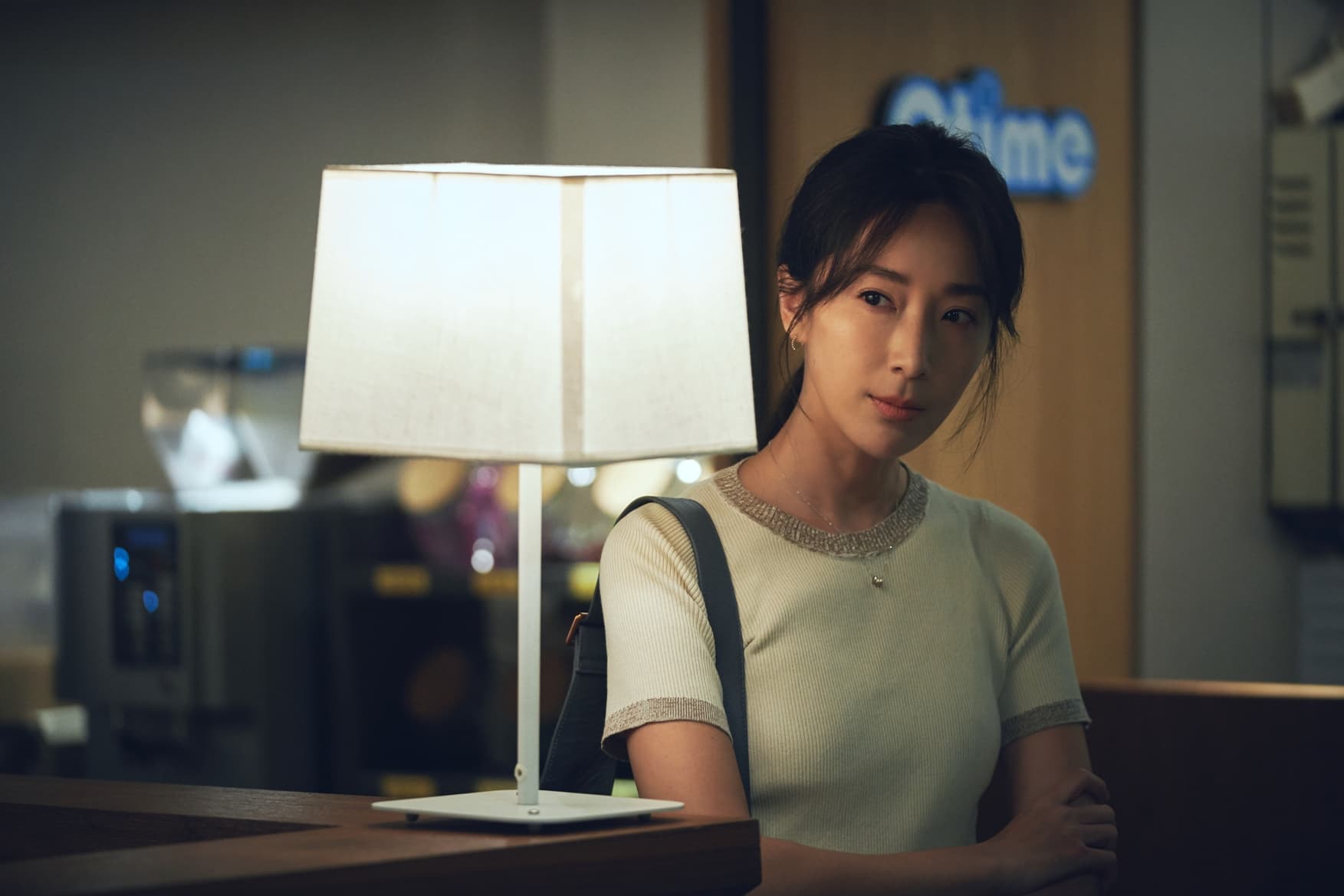 劇中韓真真這角色在女兒發生事情後,辭去工作陪伴在旁,有的觀眾認為為時已晚。(三立提供)