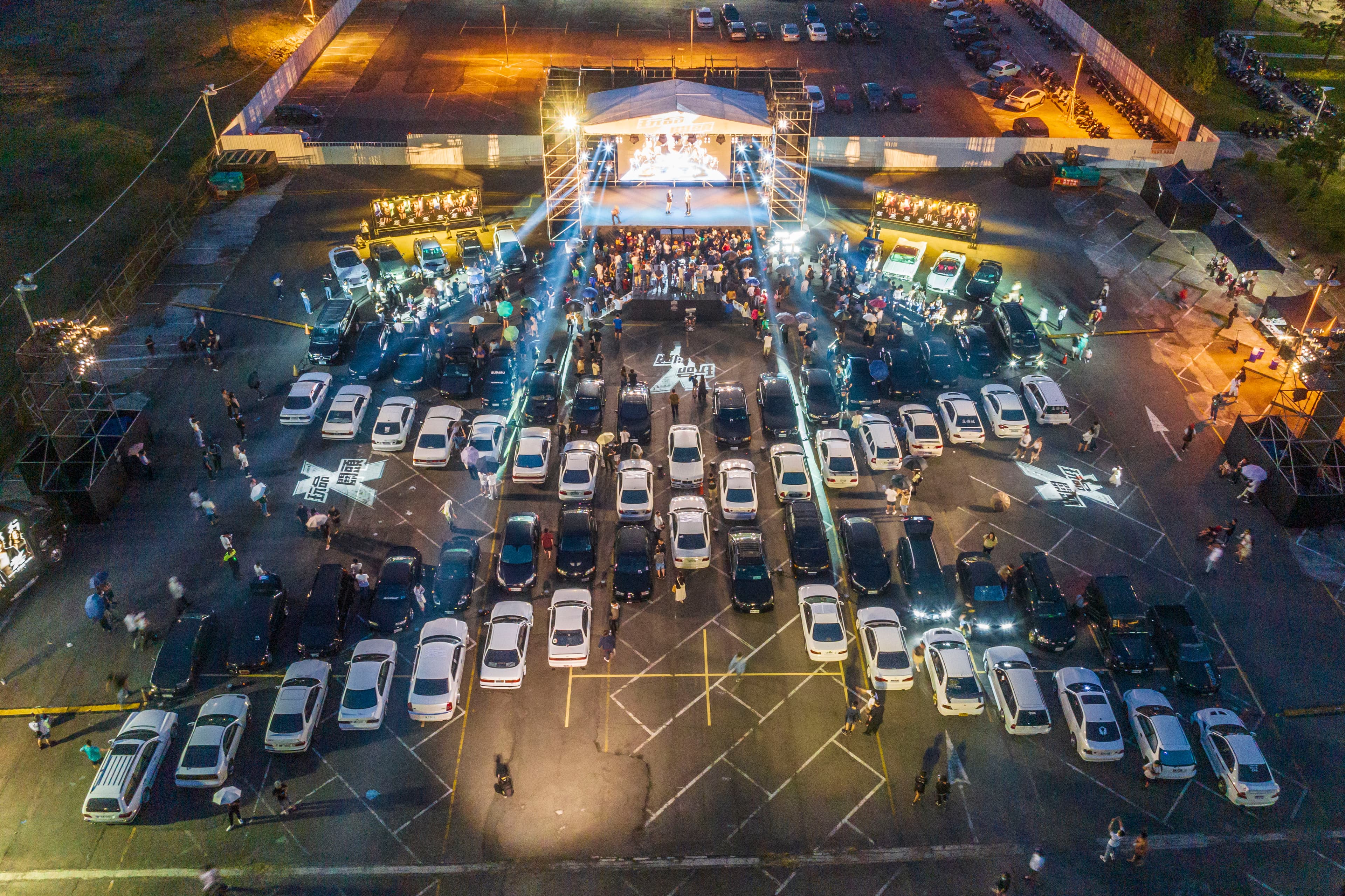64台黑、白雙色汽車排出「X」,盛大迎接《玩命關頭X》即將上映。(UIP提供)