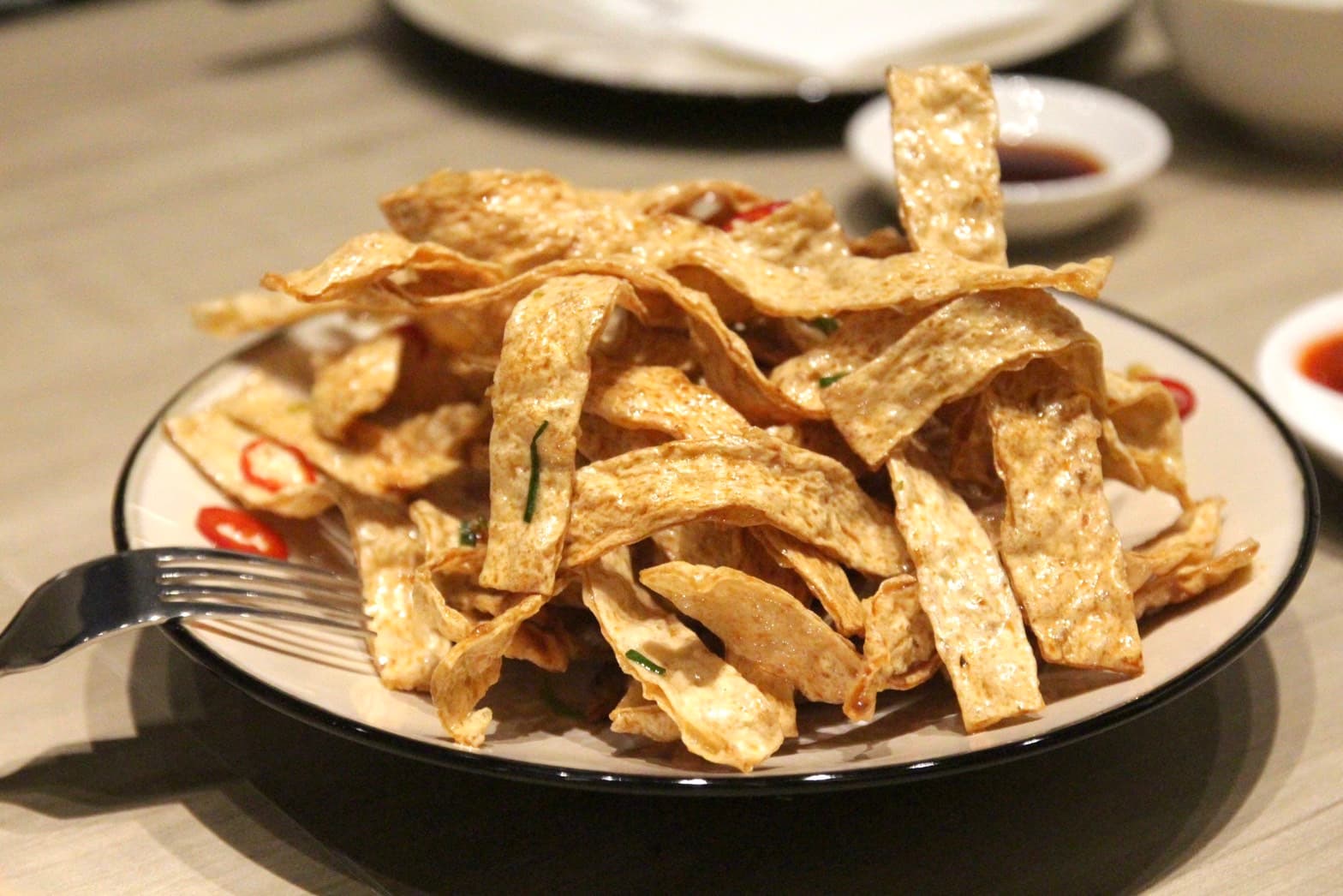 酥香脆集大成的「喼汁魚香」,涮嘴到令人想打包回家配酒。(280元/份)