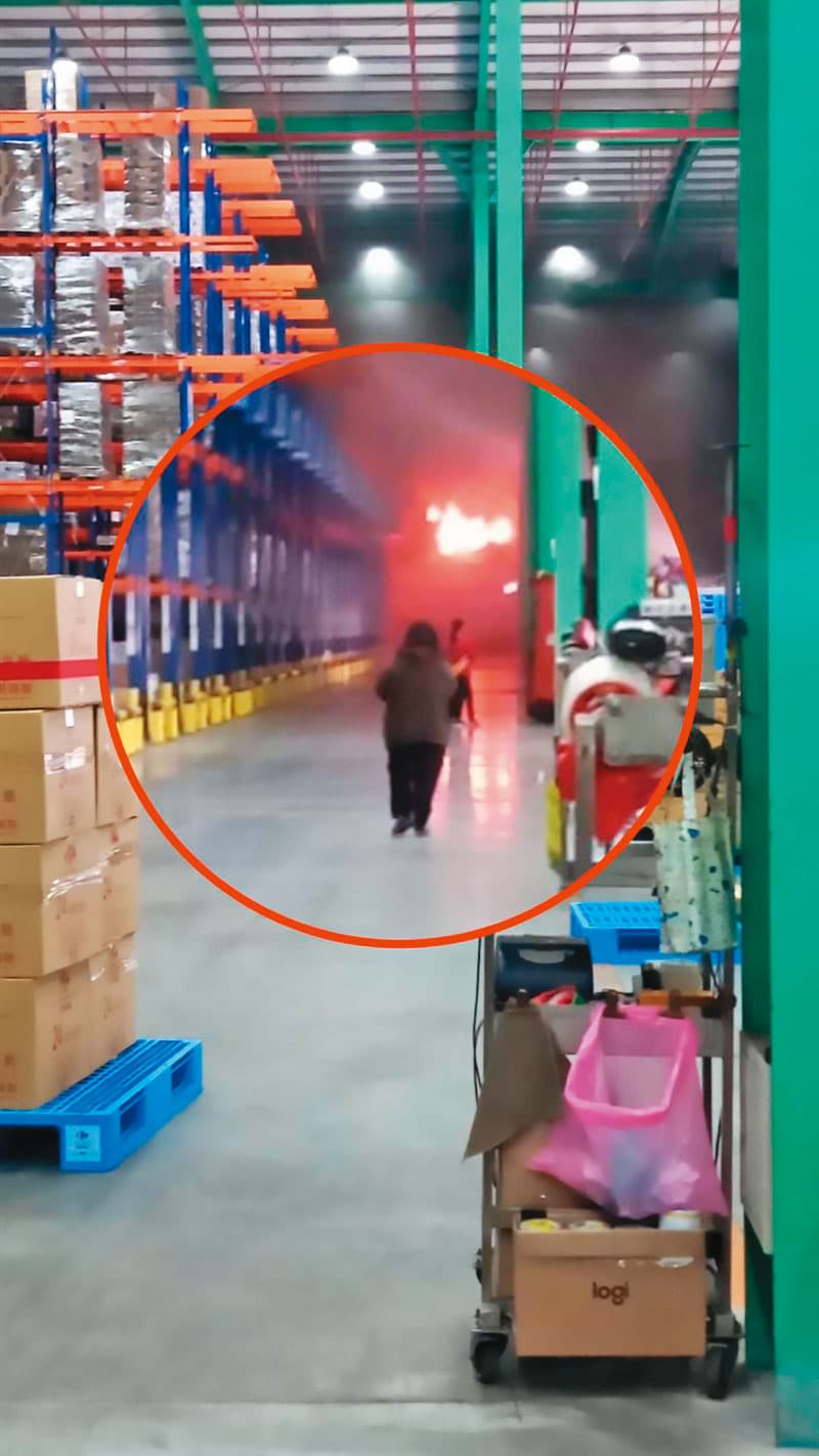 家樂福火災發生當時,有場內員工拍下火舌四竄的畫面,看起來相當駭人。(翻攝記者爆料網)