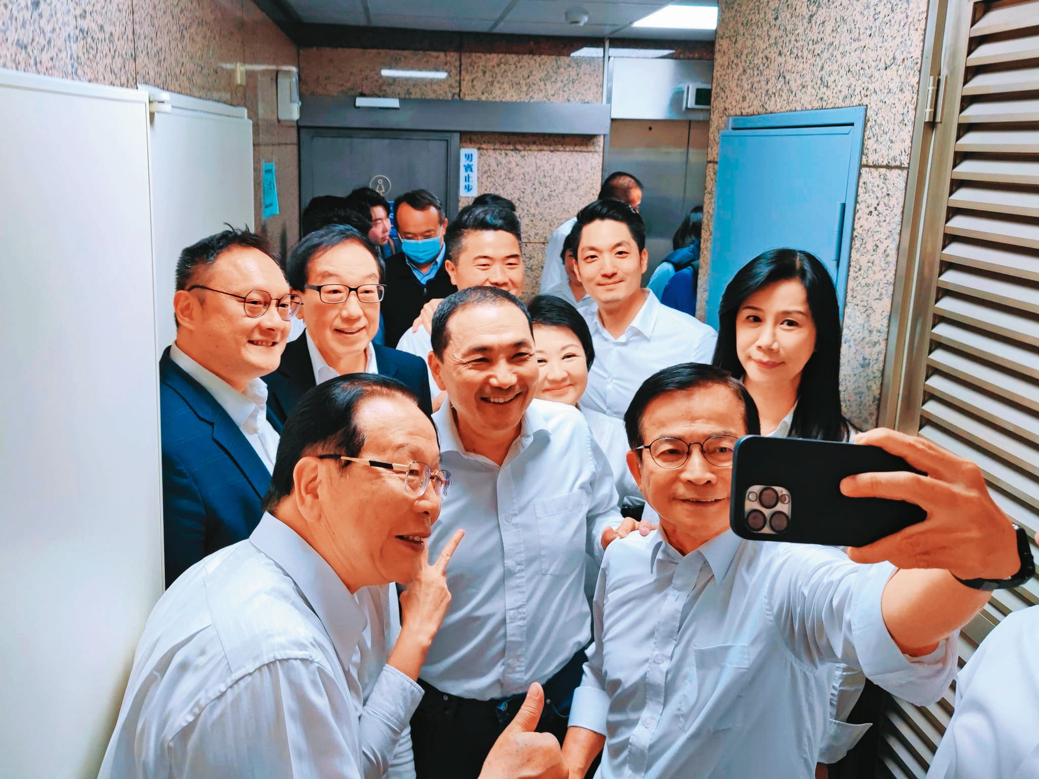 侯友宜獲國民黨內多數諸侯及立委支持,代表國民黨參選總統幾乎已成定局。(翻攝黃健庭臉書)