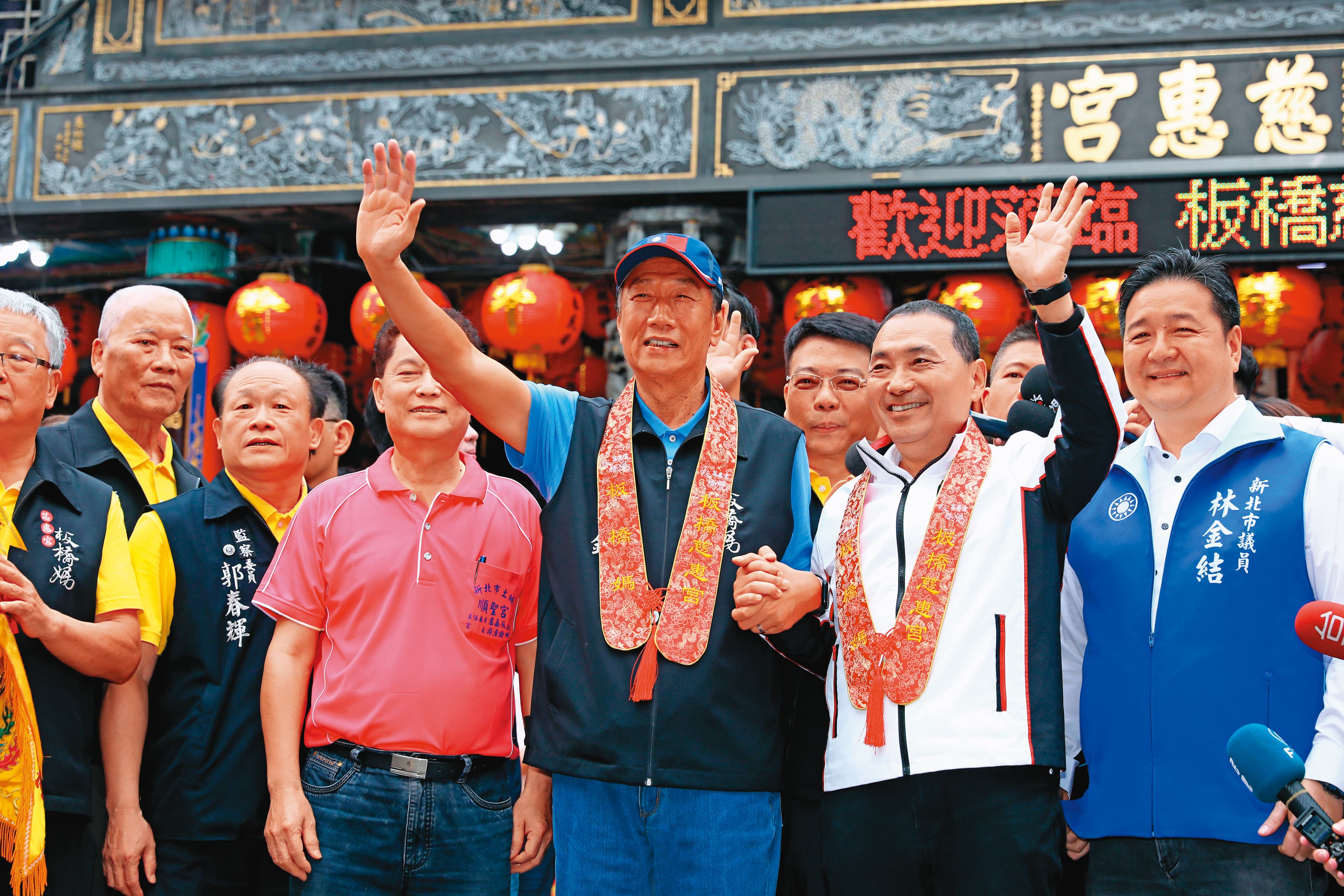 郭台銘(前左)、侯友宜(前右)之戰揭牌,二人未來互動成為各界關注焦點。