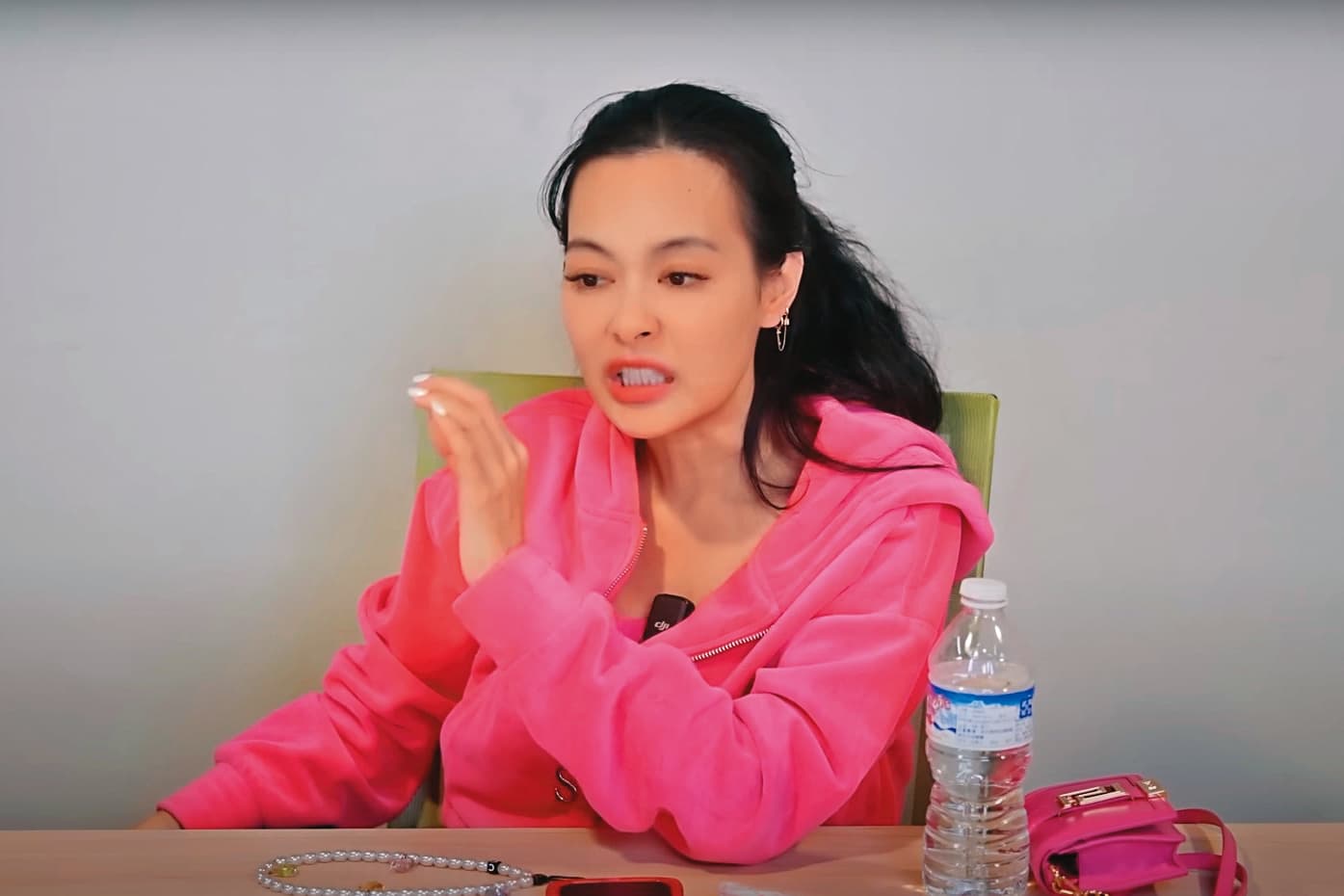 王思佳拍片表示已把有問題的包送驗,若真是假貨,一定要操翻代購。(翻攝自王思佳YouTube)