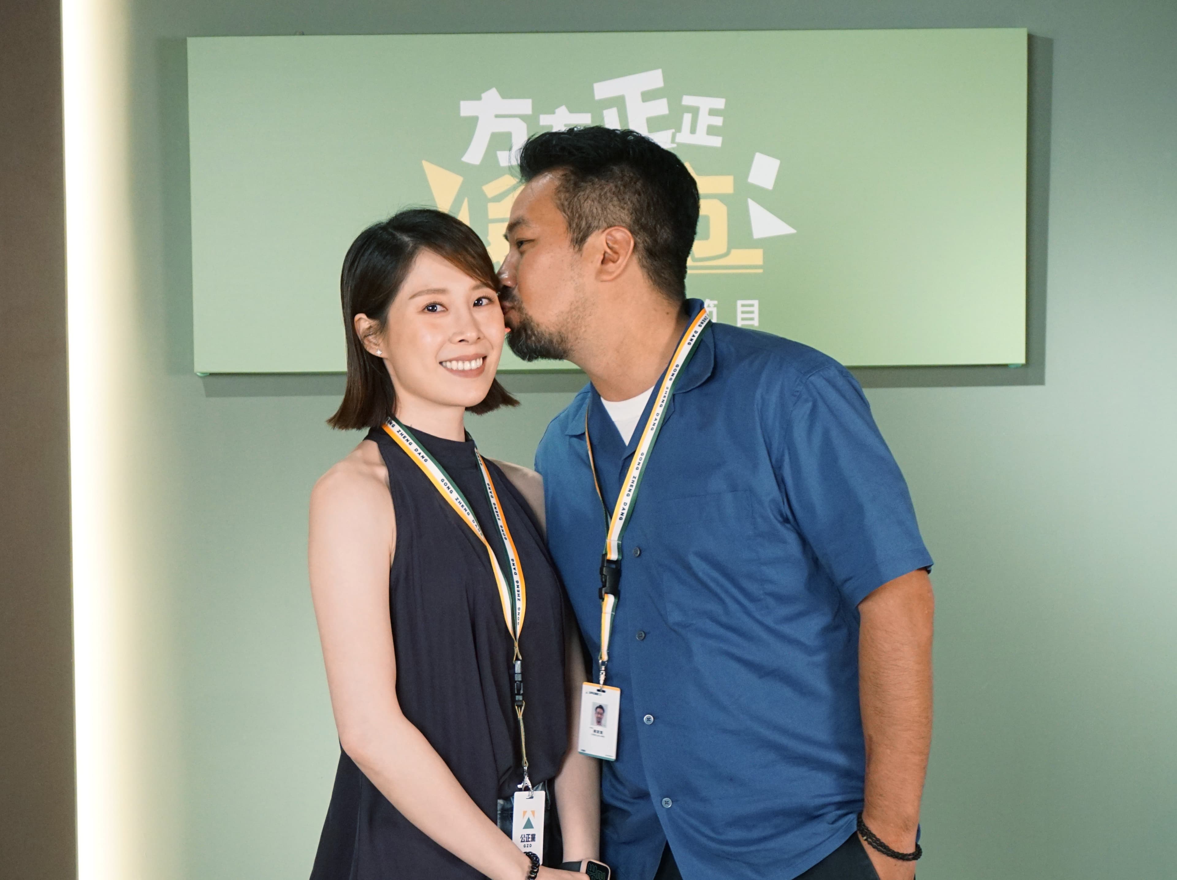 黃健瑋獻吻老婆蔡亘晏,在《人選之人》直播同框宣傳。(大慕影藝提供)