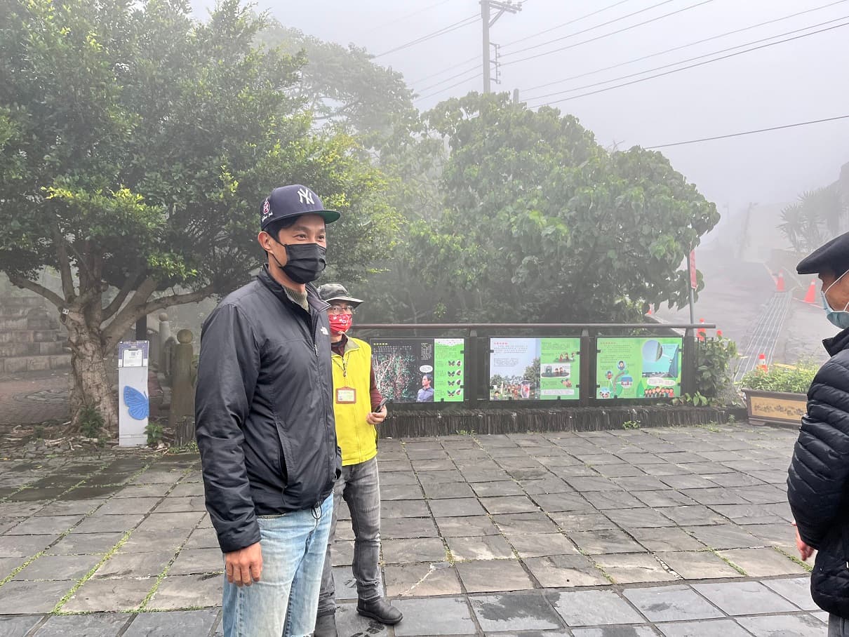 詹家龍(左1)在高雄茂林研究紫斑蝶多年。(詹家龍提供)