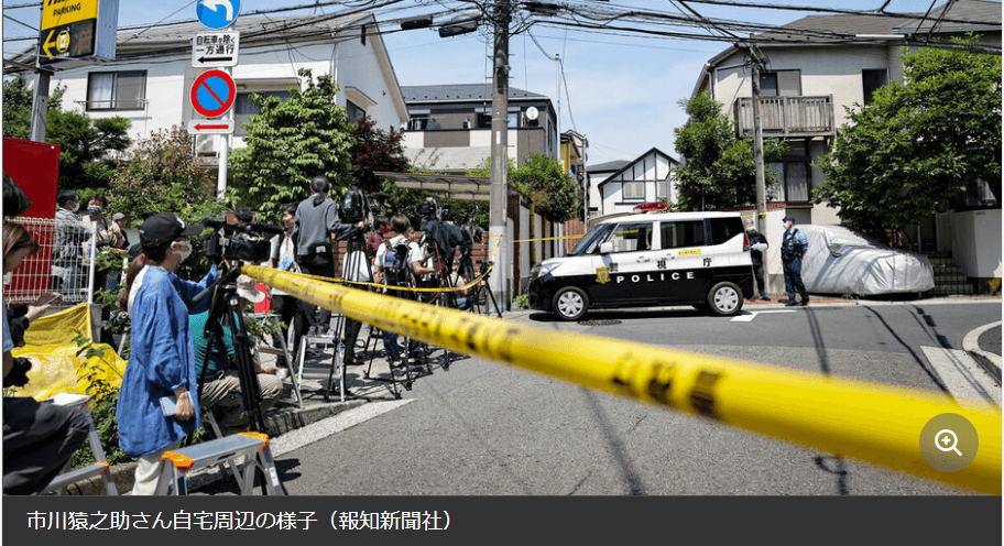 市川猿之助住家外拉起防線,更有數十家媒體守候。(翻攝自報知新聞)