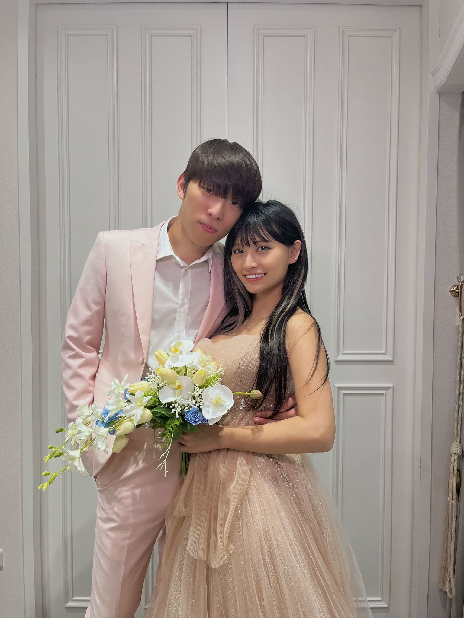 祈錦鈅(右)與老公阿翰(左)一起試婚紗。(祈錦鈅提供)
