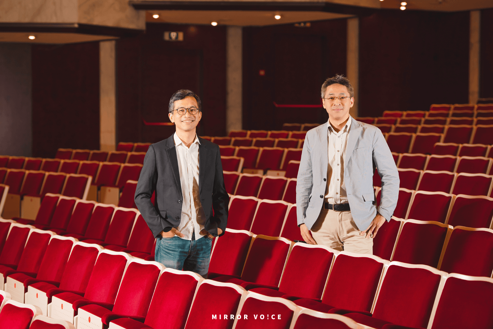《表演藝術心理話》第一集,由主持人李承宗(左)與大腦科學家謝伯讓(右)帶領聽眾一起探討,為何在串流影音如此盛行的今天,人們還是會想買票進劇場、音樂廳。(鏡好聽提供)