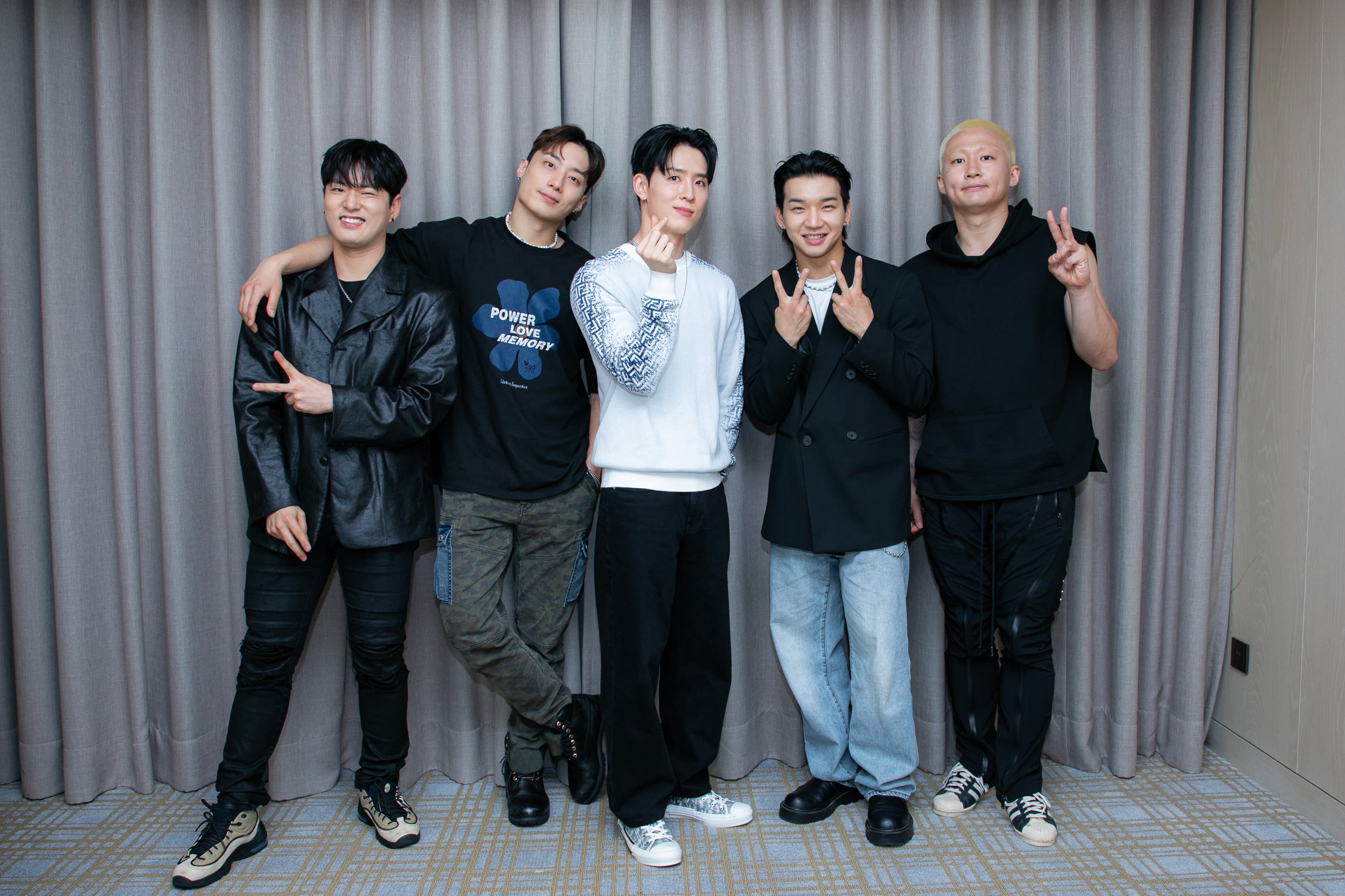 問PRIME KINGZ成員在出演《街頭男戰士》後是否更注意儀容,他們大笑:「今天還有兩個穿拖鞋出門的。」(ON INN ASIA提供)