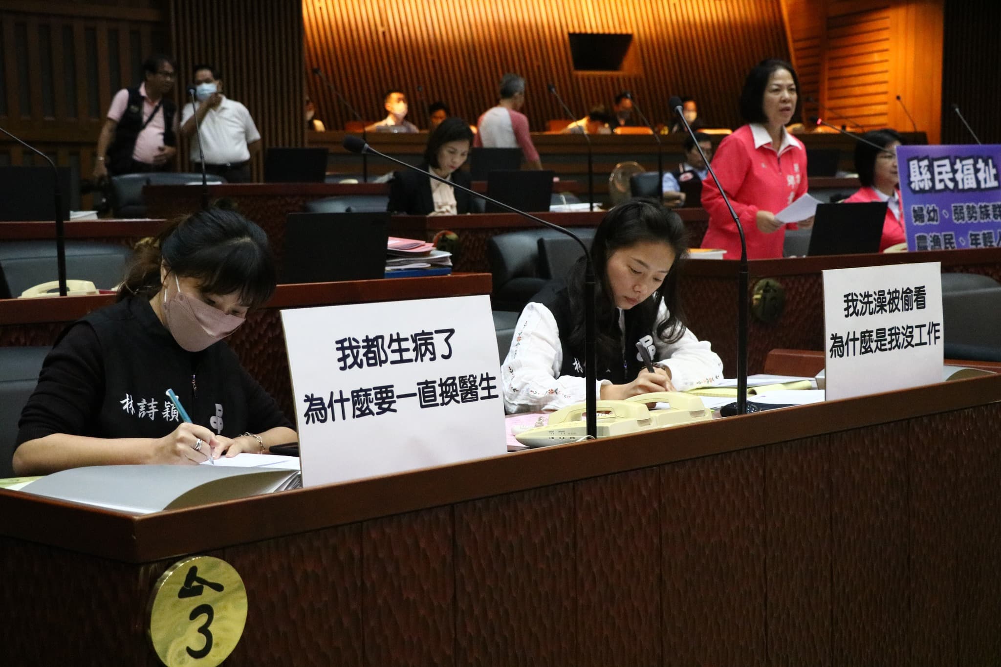 針對女消防員遭騷擾事件,民進黨縣議員林佩螢、林詩穎在自己議事桌立標語聲援。(翻攝自臉書@林佩螢 冬山鄉縣議員)