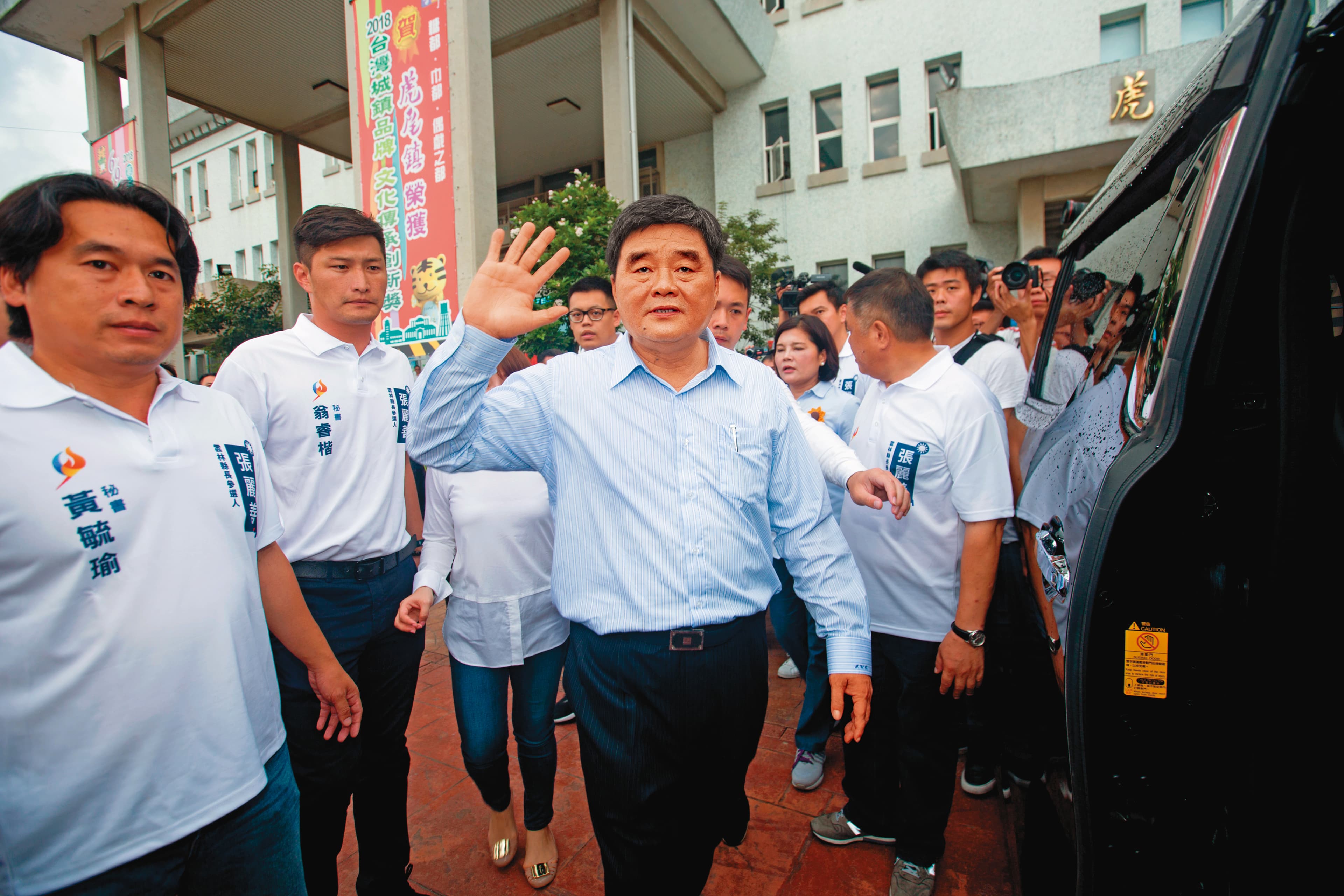 前雲林縣長張榮味親自出馬操盤,整合3席民股董事倒戈支持,將與北市府合作拿下北農經營權。