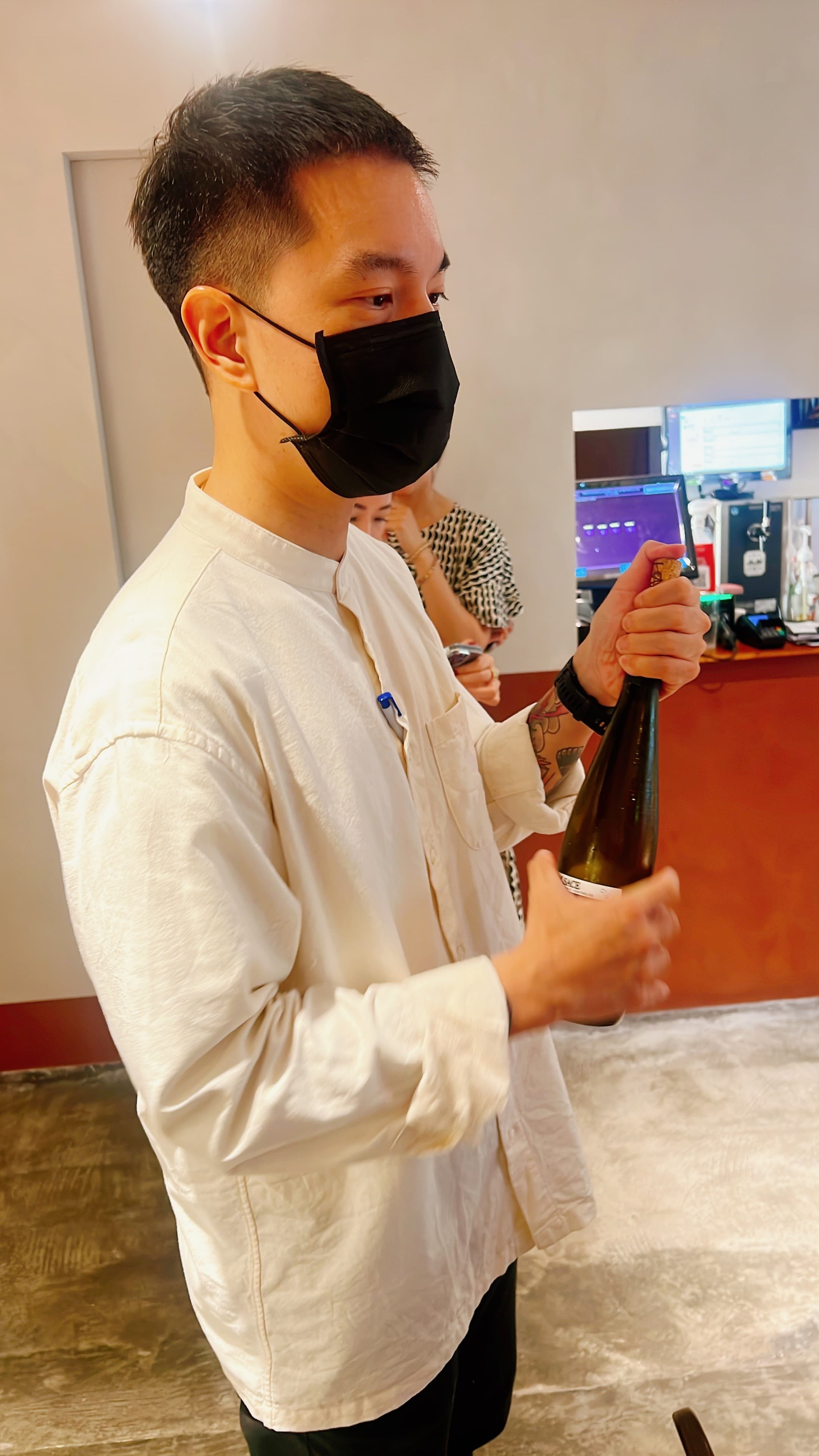 復興空廚營運協理陳冠翰是自然酒擁護者,店裡蒐羅許多自然酒。